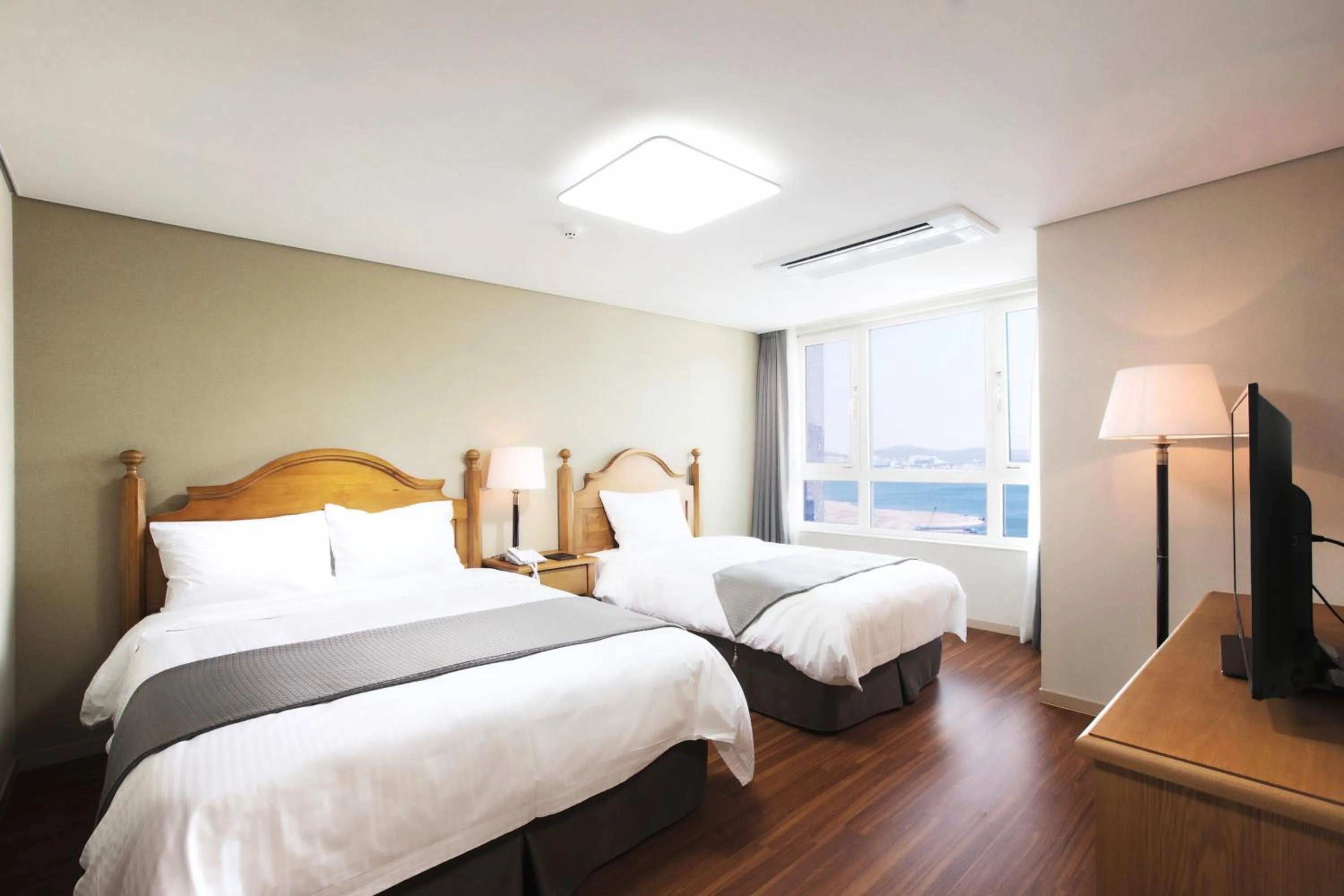 Bedroom, Bed in Crown Harbor Hotel Busan