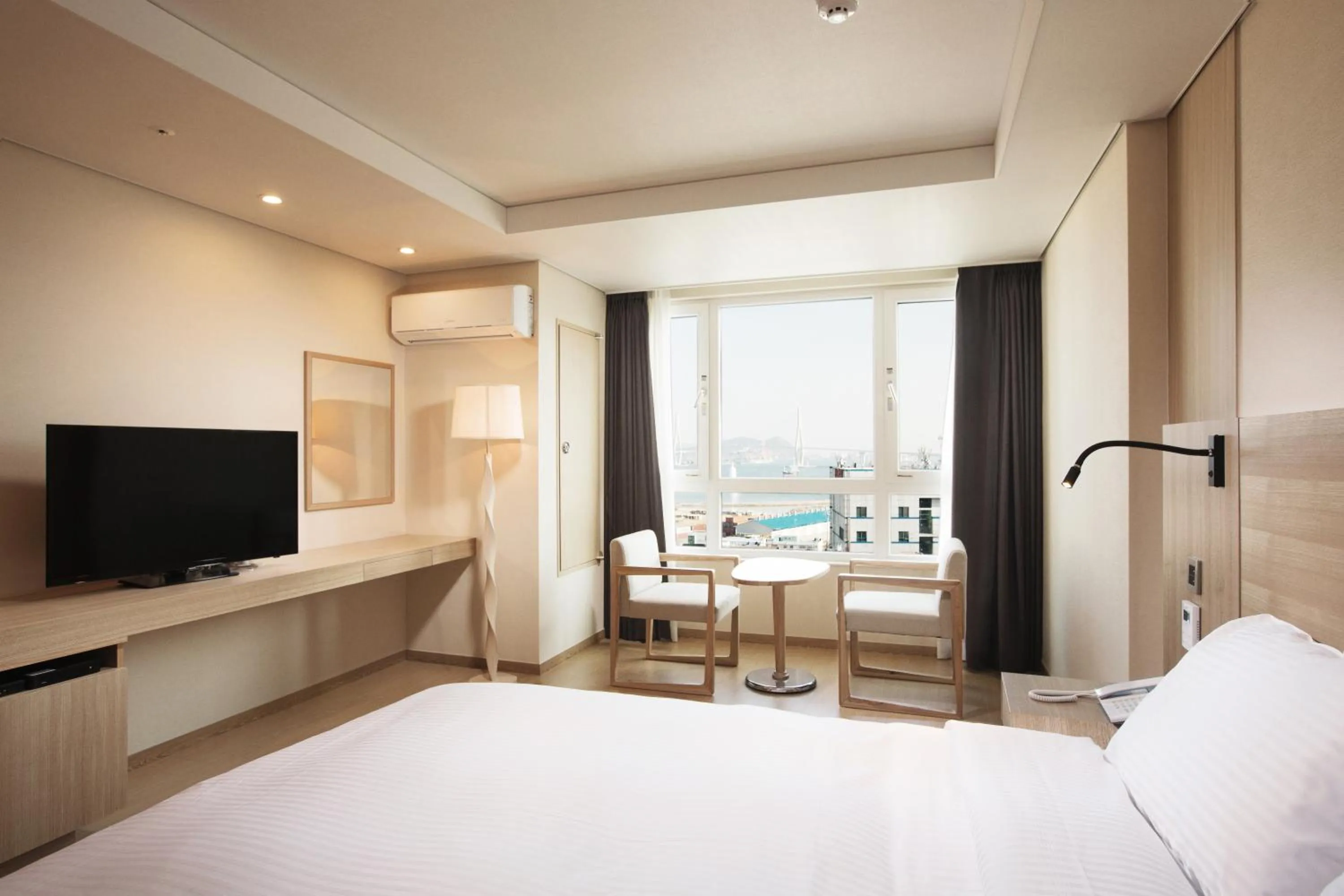 Bedroom, Bed in Crown Harbor Hotel Busan