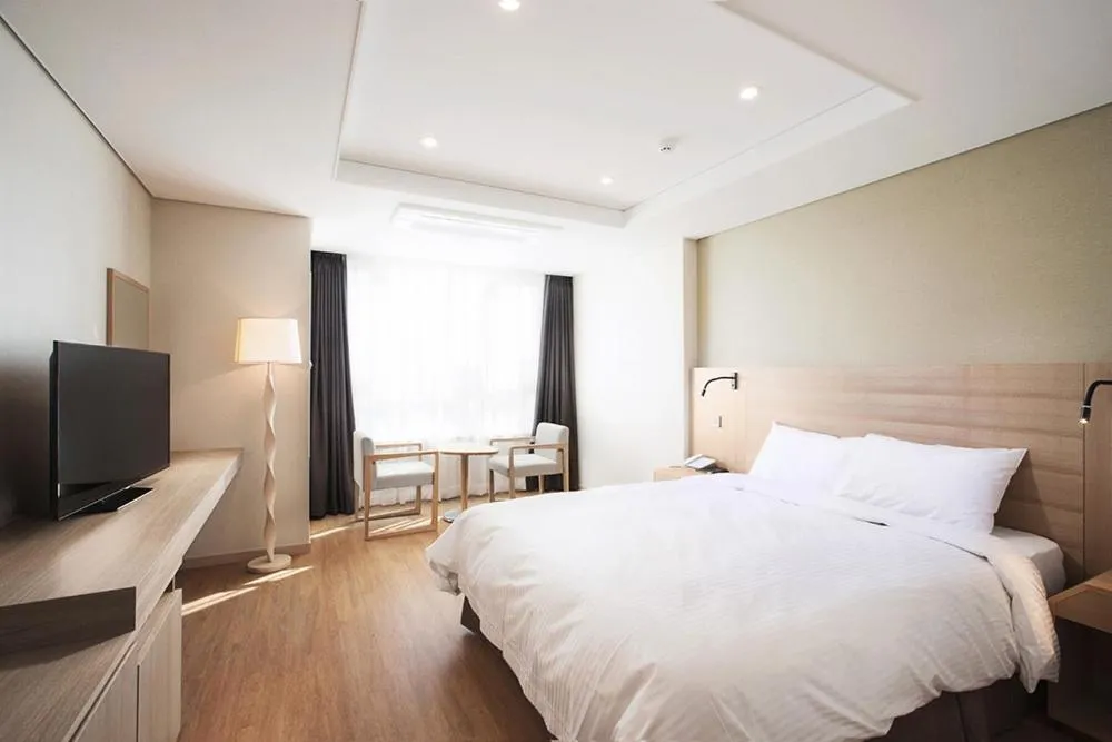 Bed in Crown Harbor Hotel Busan