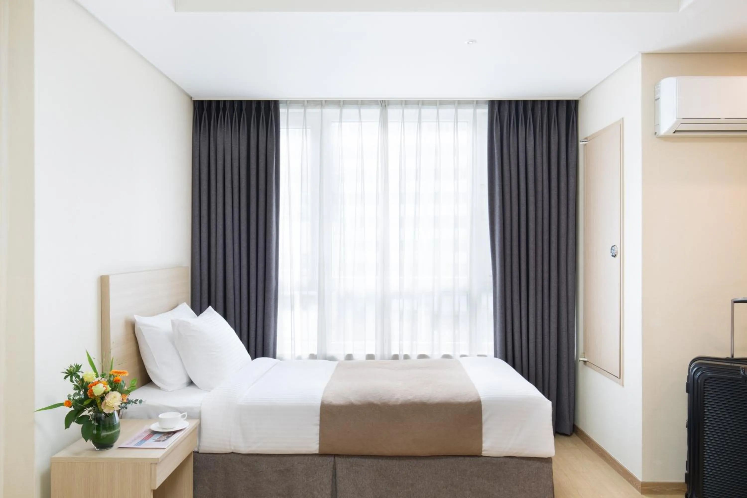 Bed in Crown Harbor Hotel Busan