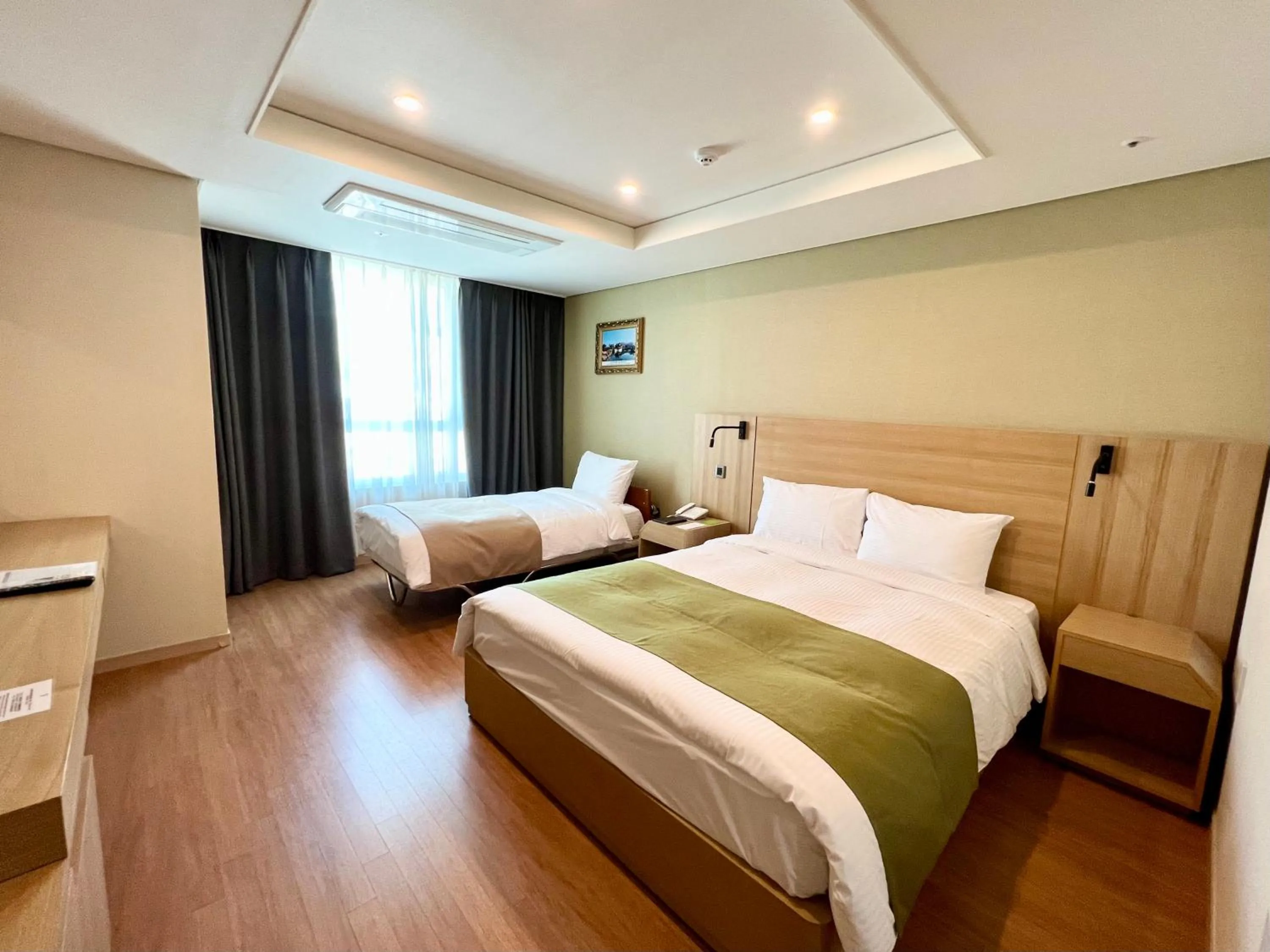 Bedroom, Bed in Crown Harbor Hotel Busan