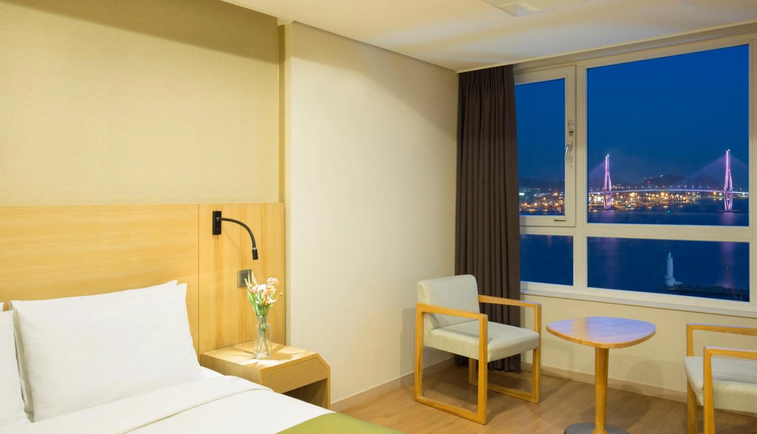 Bed in Crown Harbor Hotel Busan