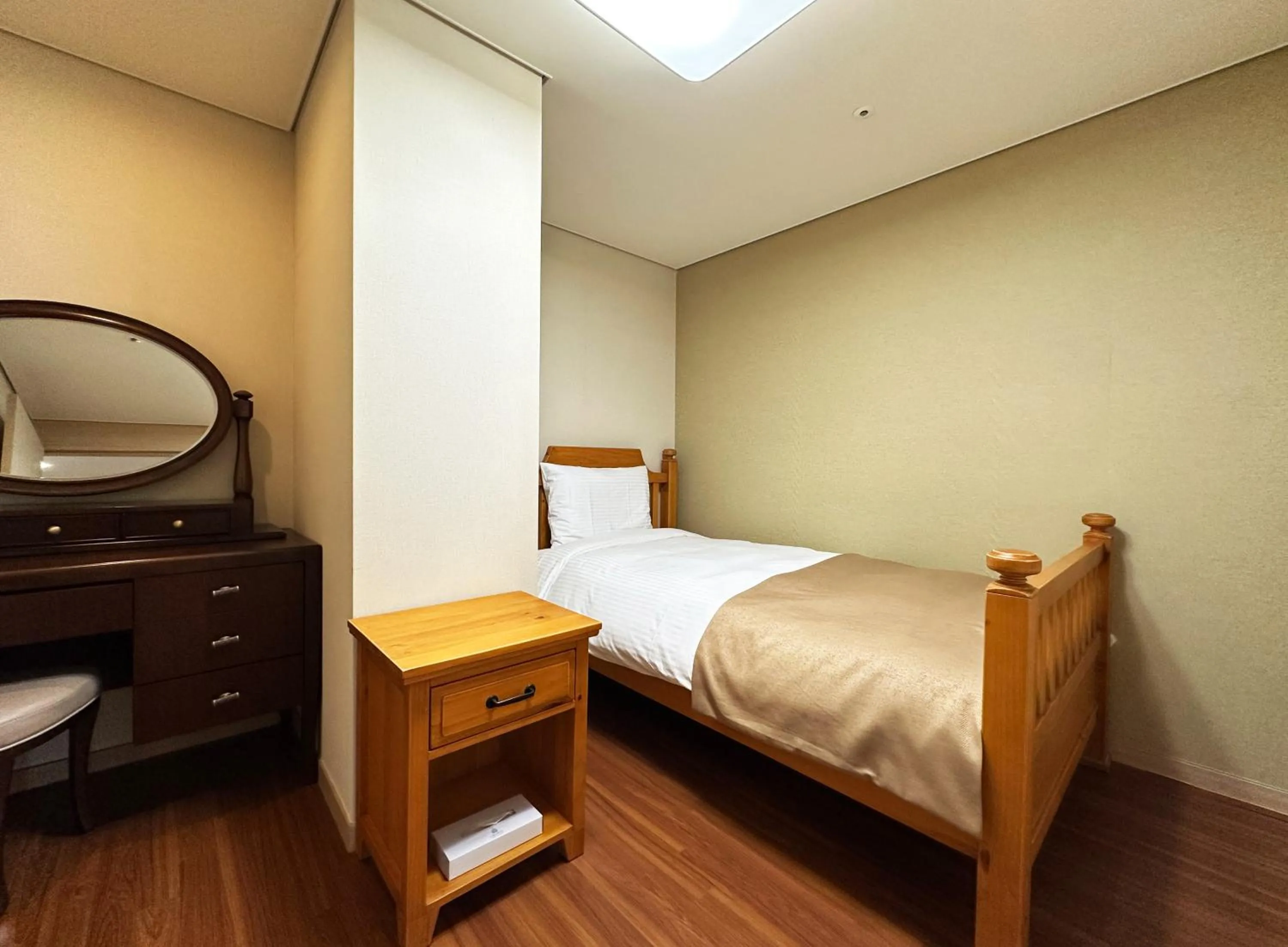 Bed in Crown Harbor Hotel Busan