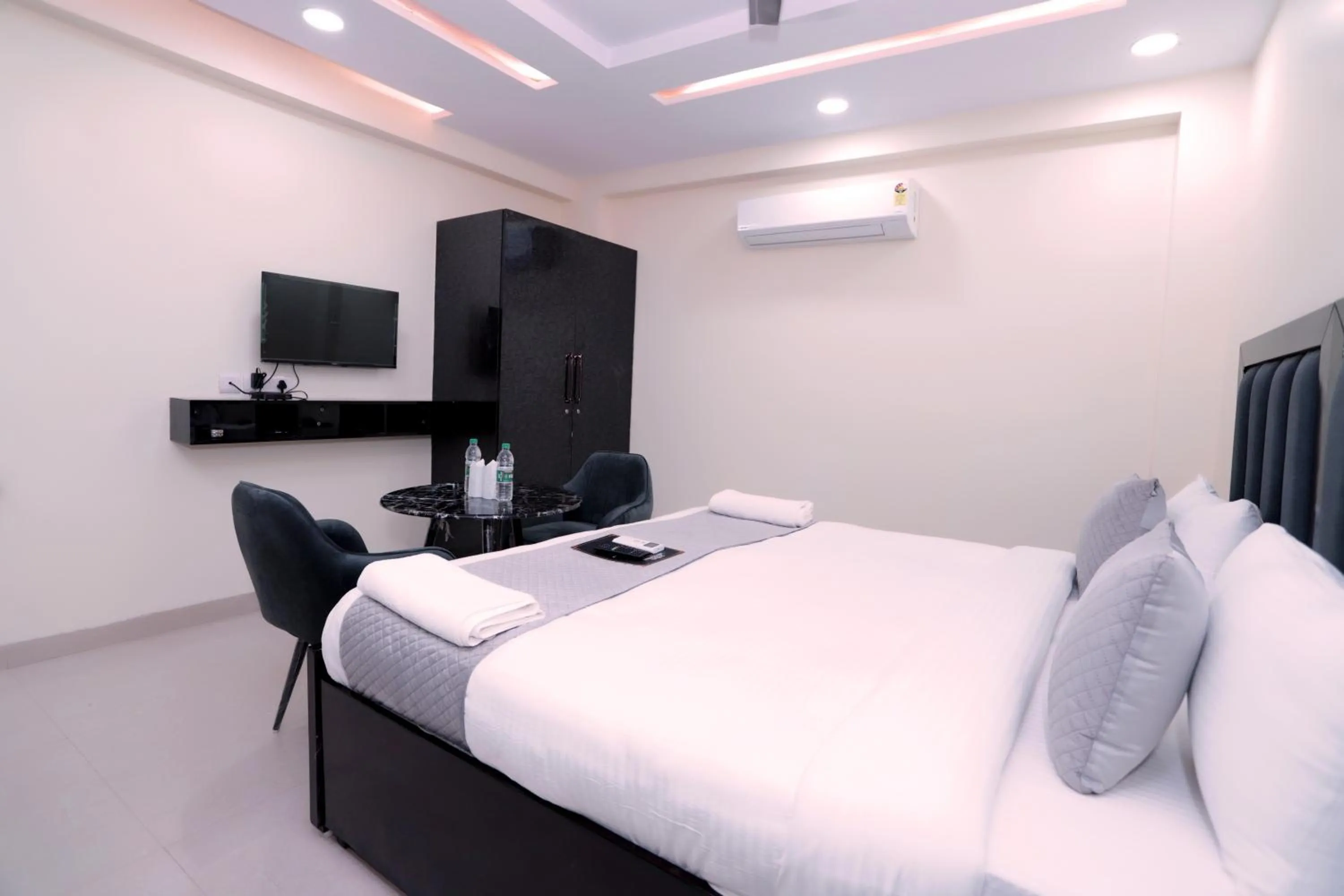 Communal lounge/ TV room, Bed in THE ROYAL VILLA - Noida Sector 70