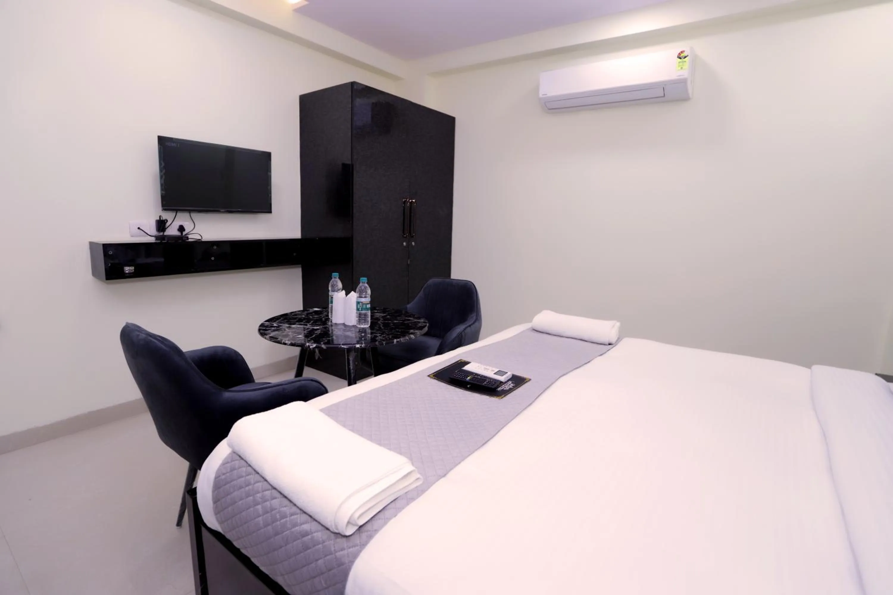 Communal lounge/ TV room, Bed in THE ROYAL VILLA - Noida Sector 70