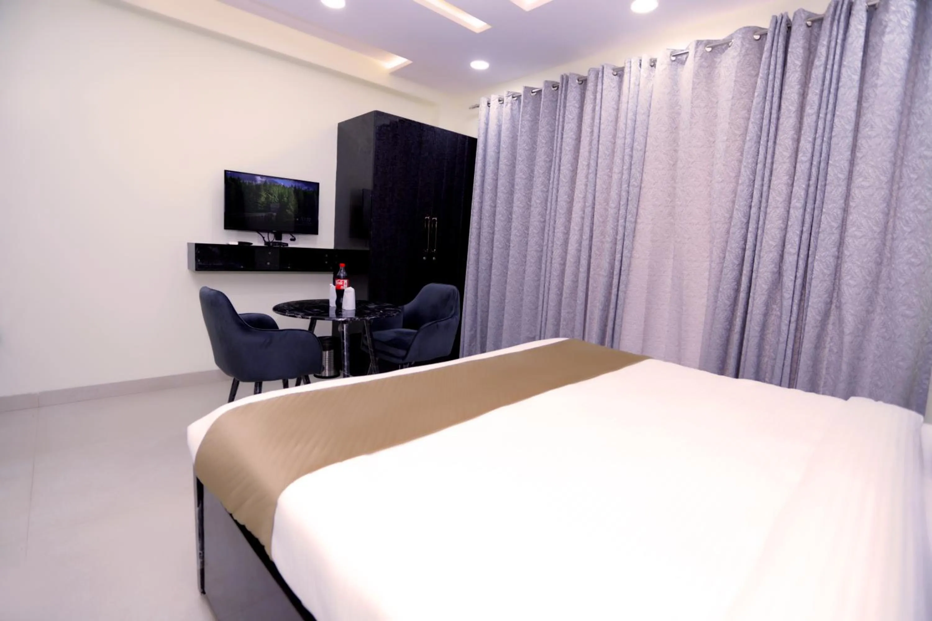 Communal lounge/ TV room, Bed in THE ROYAL VILLA - Noida Sector 70