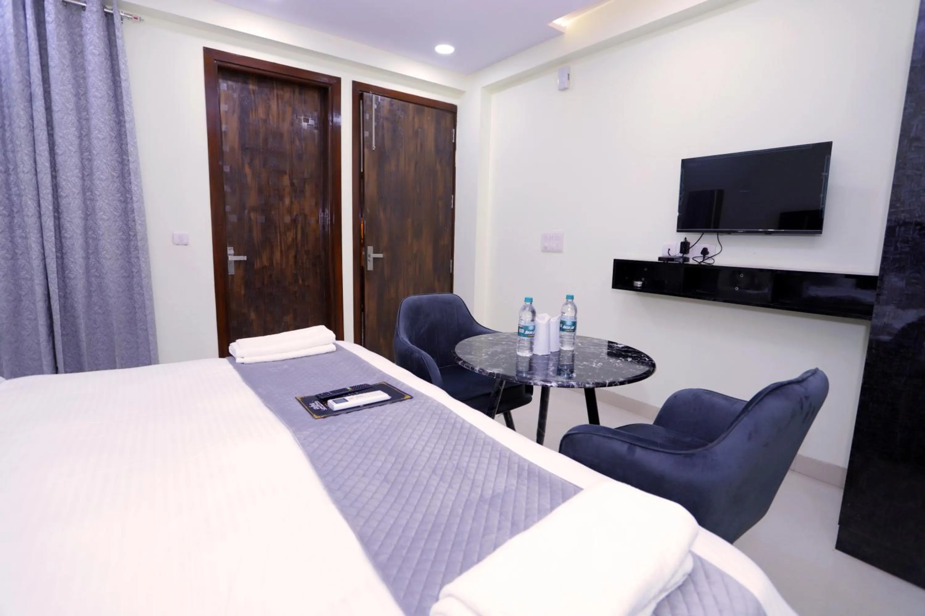 Communal lounge/ TV room, Bed in THE ROYAL VILLA - Noida Sector 70