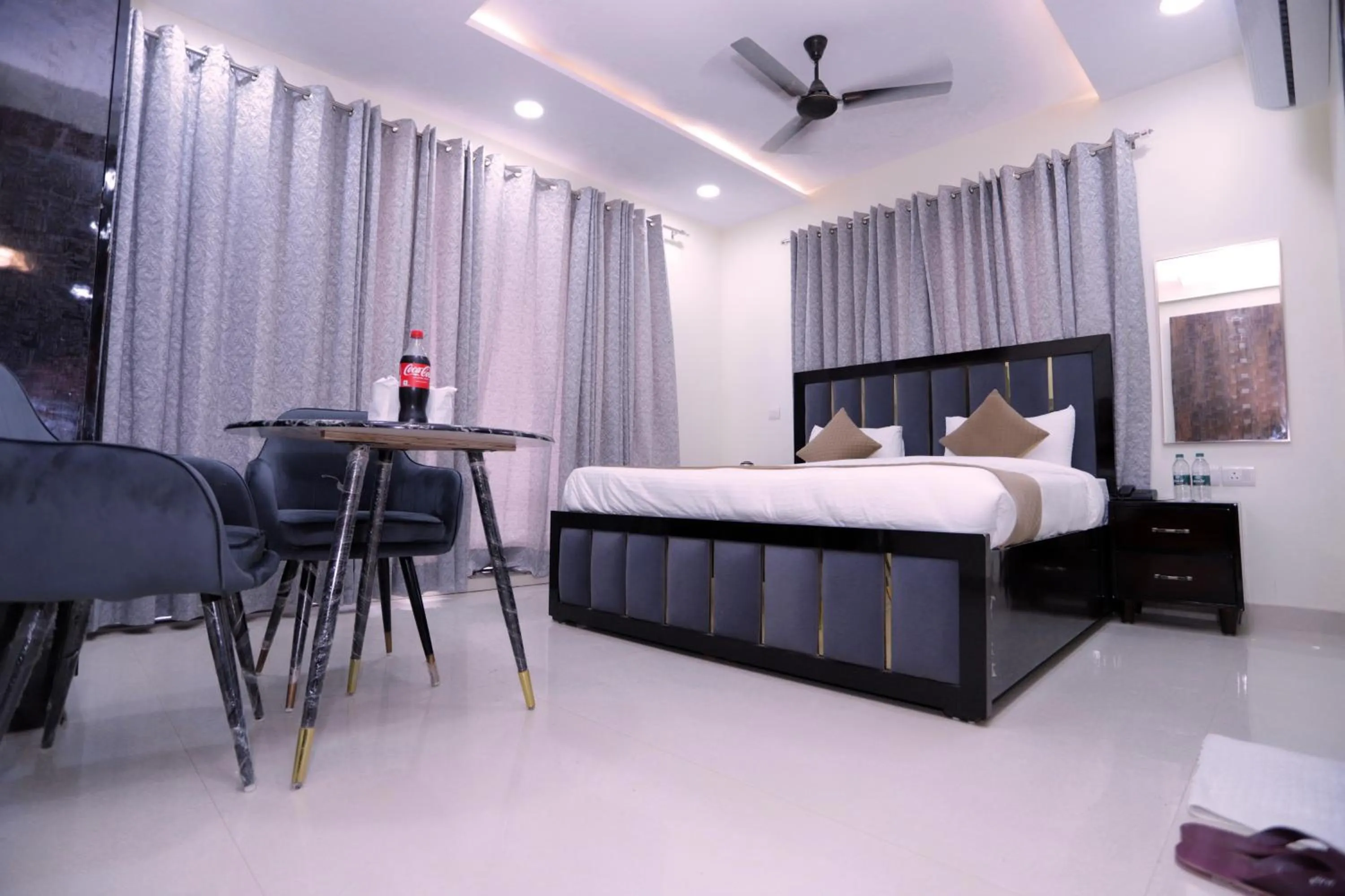 Bed in THE ROYAL VILLA - Noida Sector 70