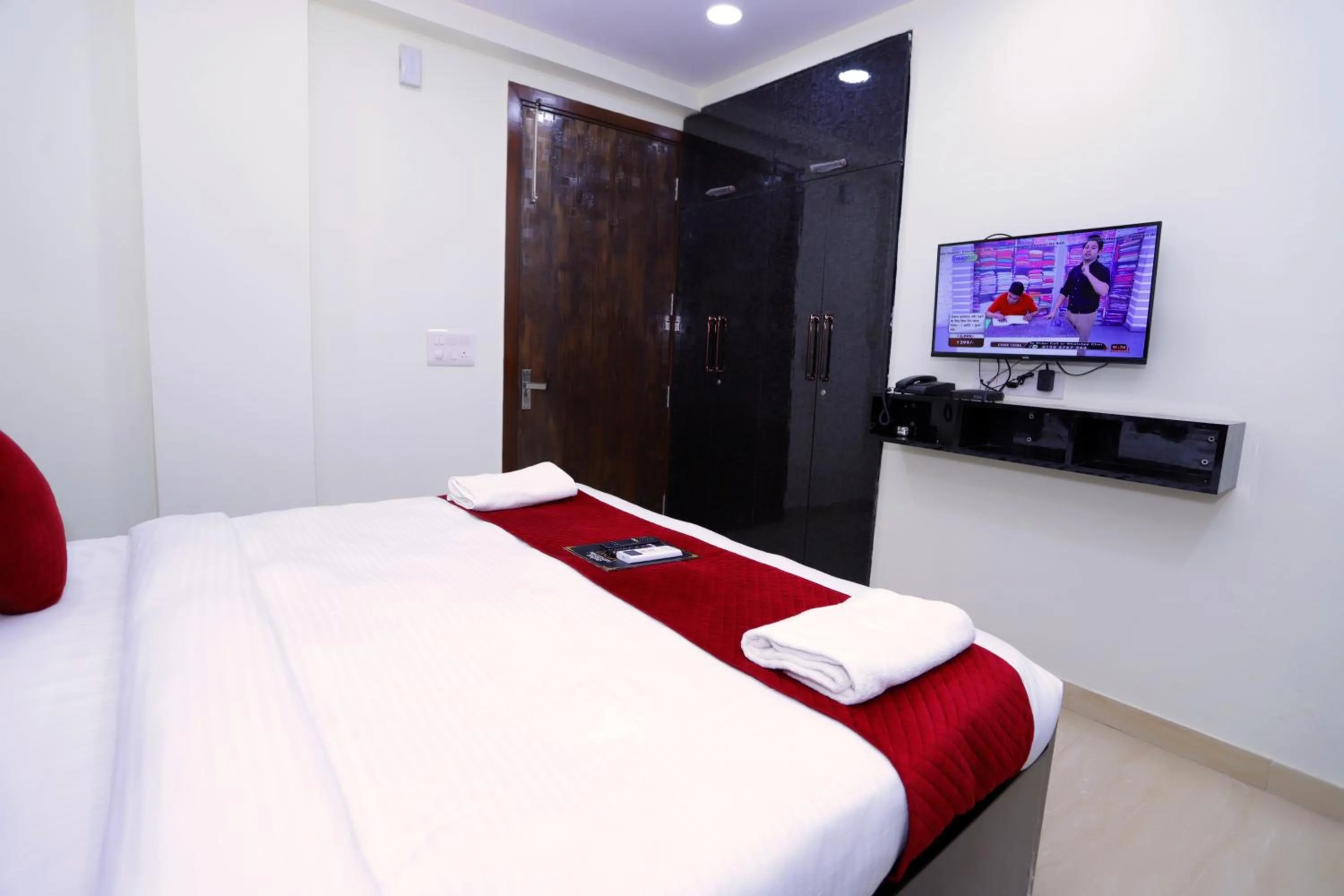 Communal lounge/ TV room, Bed in THE ROYAL VILLA - Noida Sector 70
