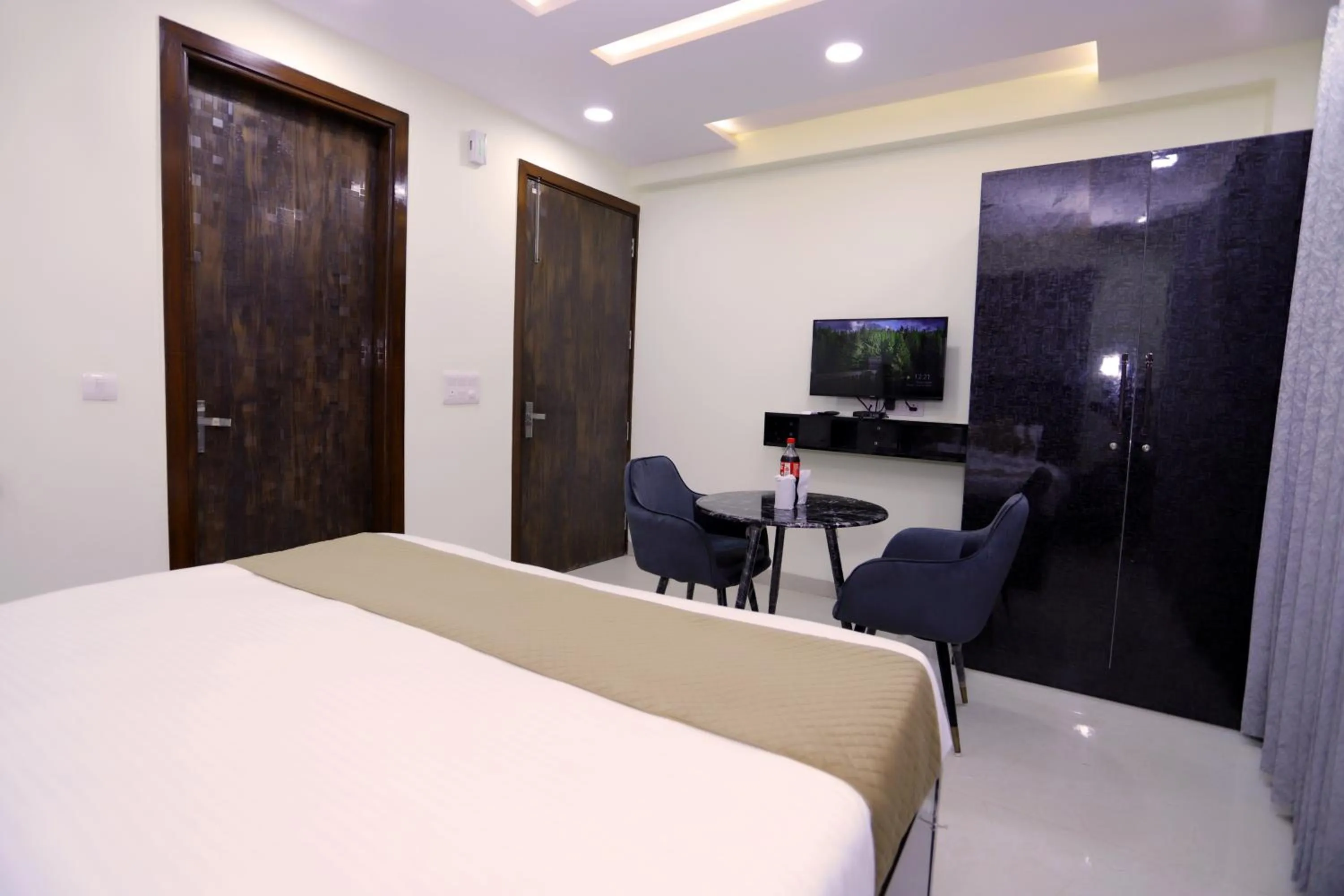 Communal lounge/ TV room, Bed in THE ROYAL VILLA - Noida Sector 70