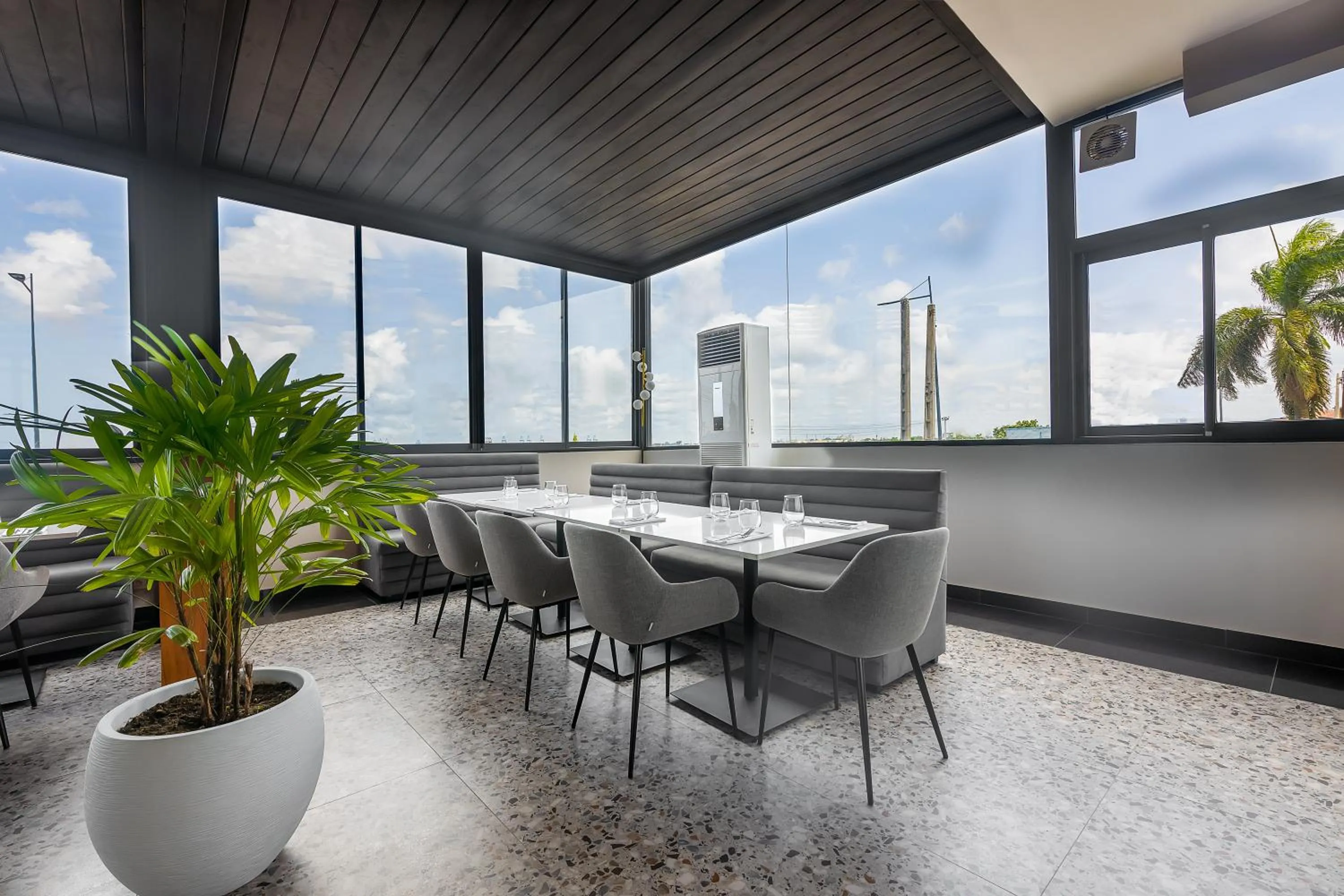 Dining area in La Scala AppartHotel Abidjan