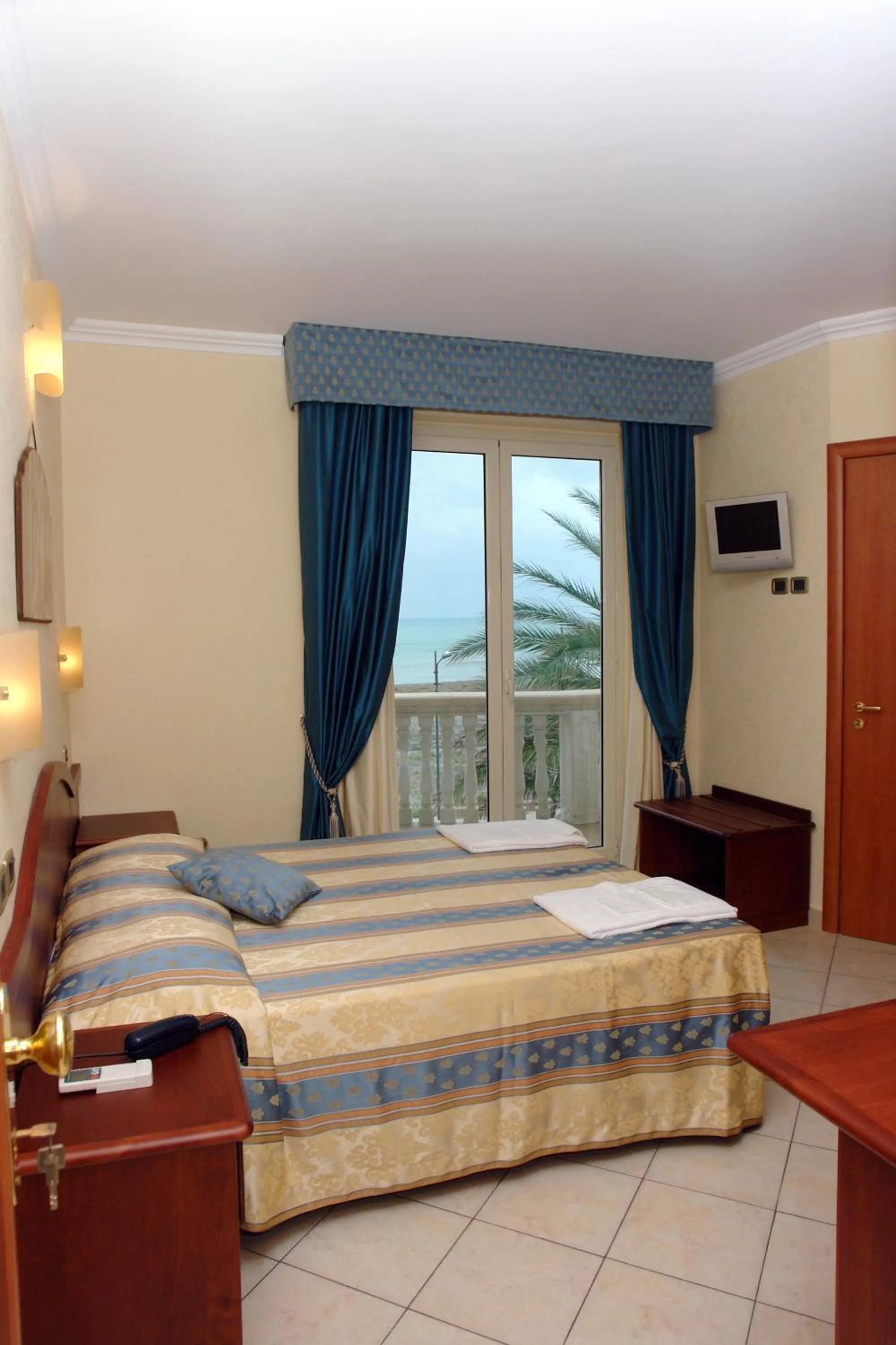 Bed in Cridda Hotel & Restaurant