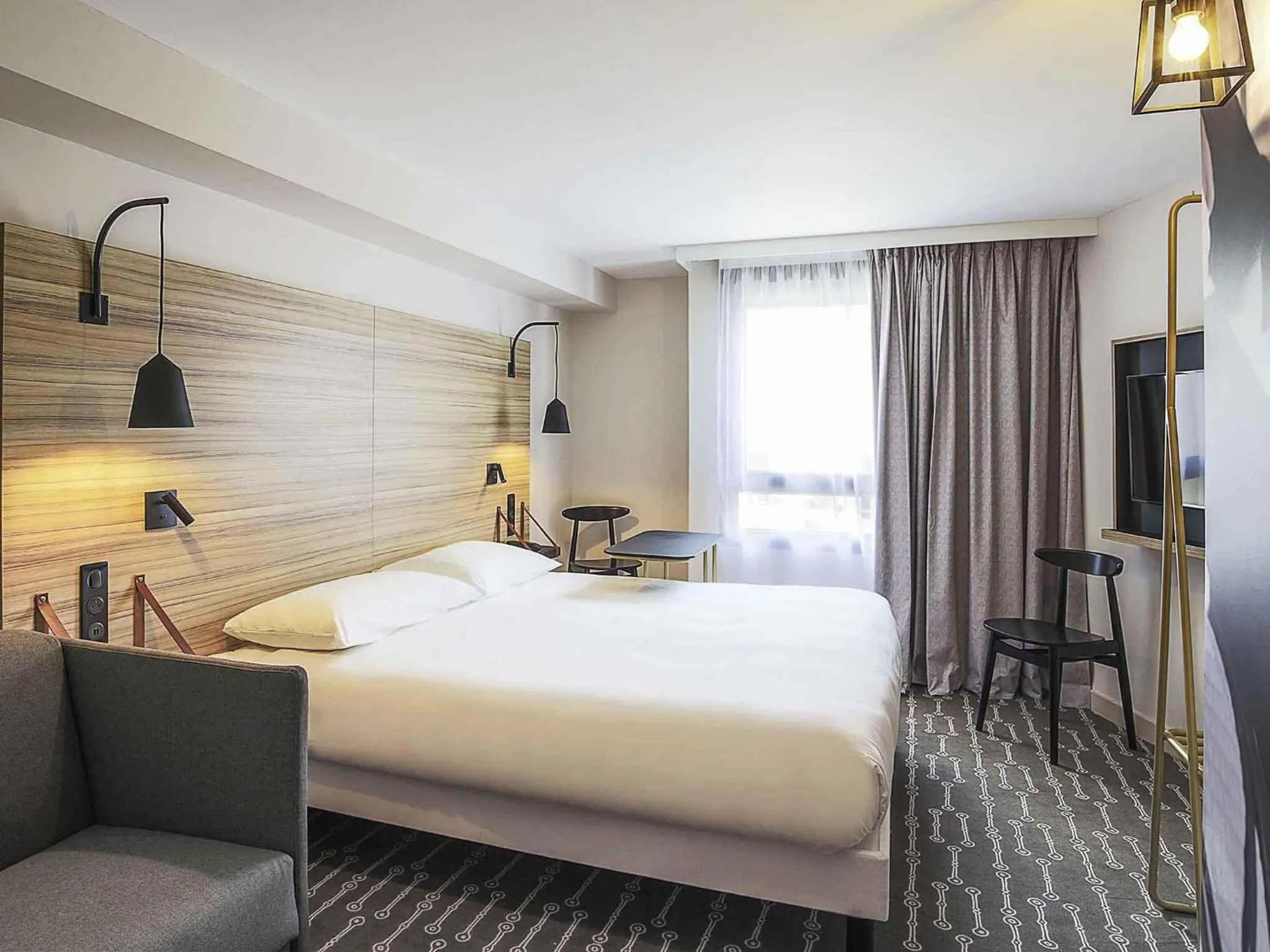 Bedroom, Bed in ibis Styles Laval Centre Gare