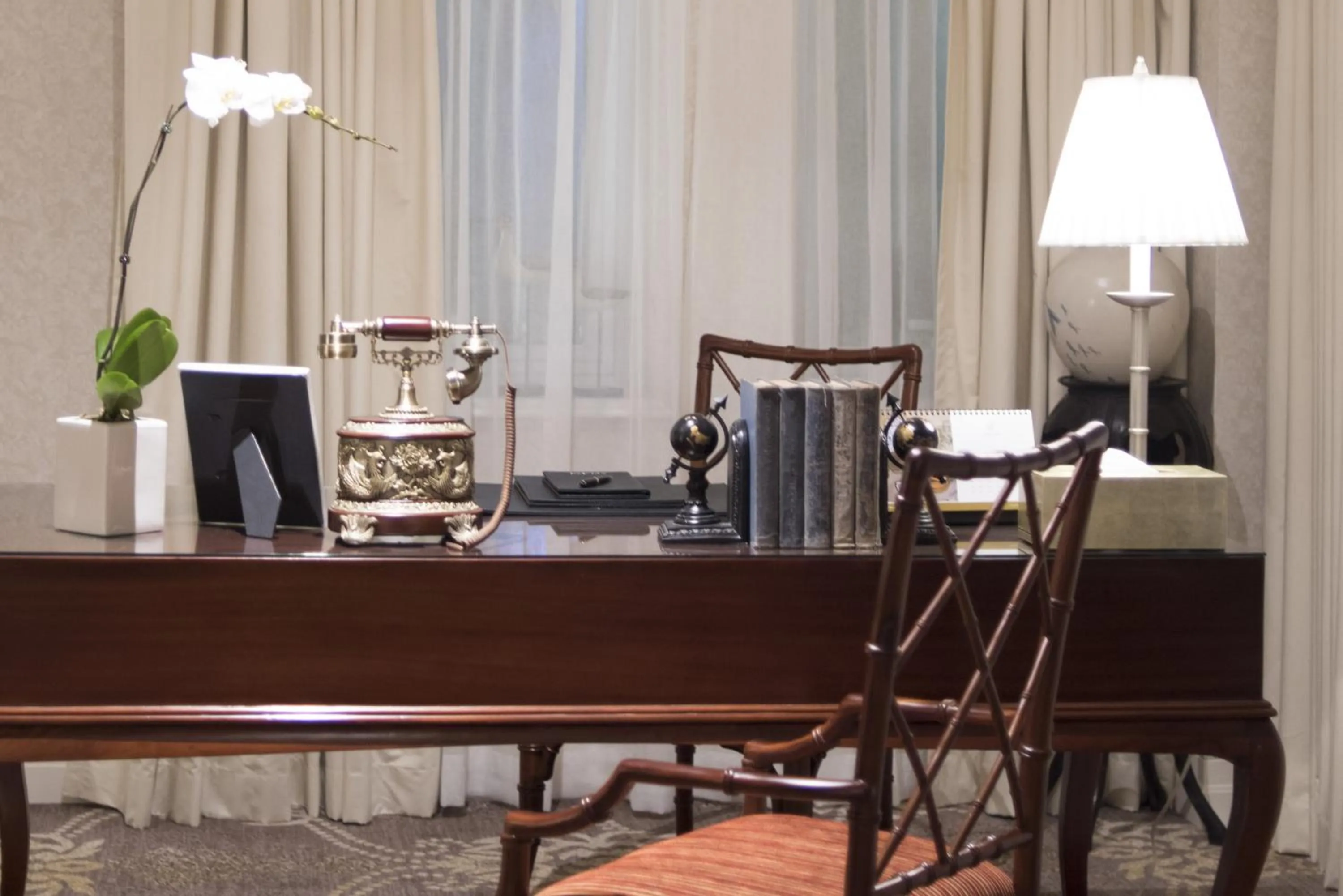 Communal lounge/ TV room in Apricot Hotel