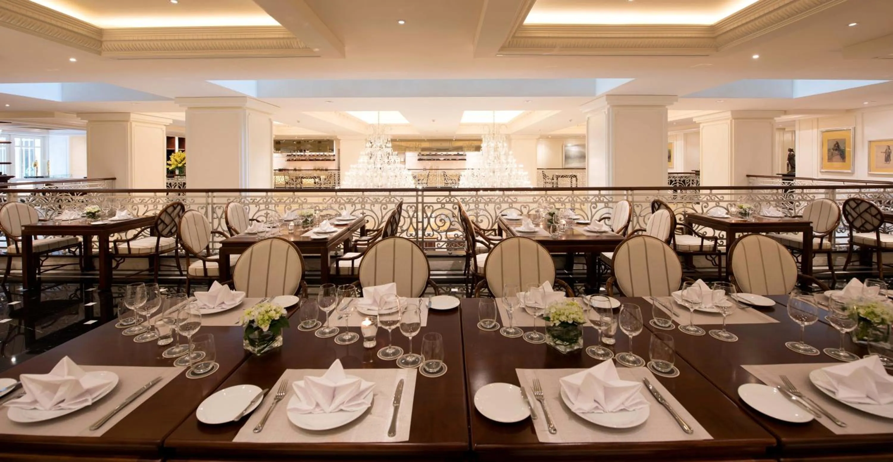 Restaurant/places to eat in Apricot Hotel