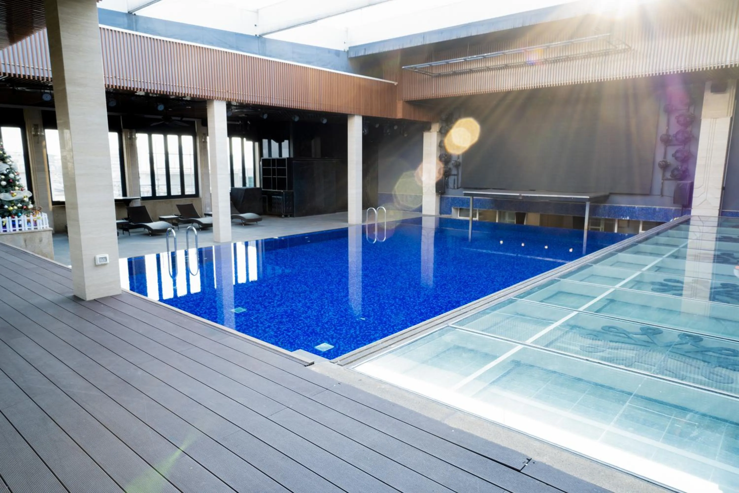 Swimming pool in Apricot Hotel
