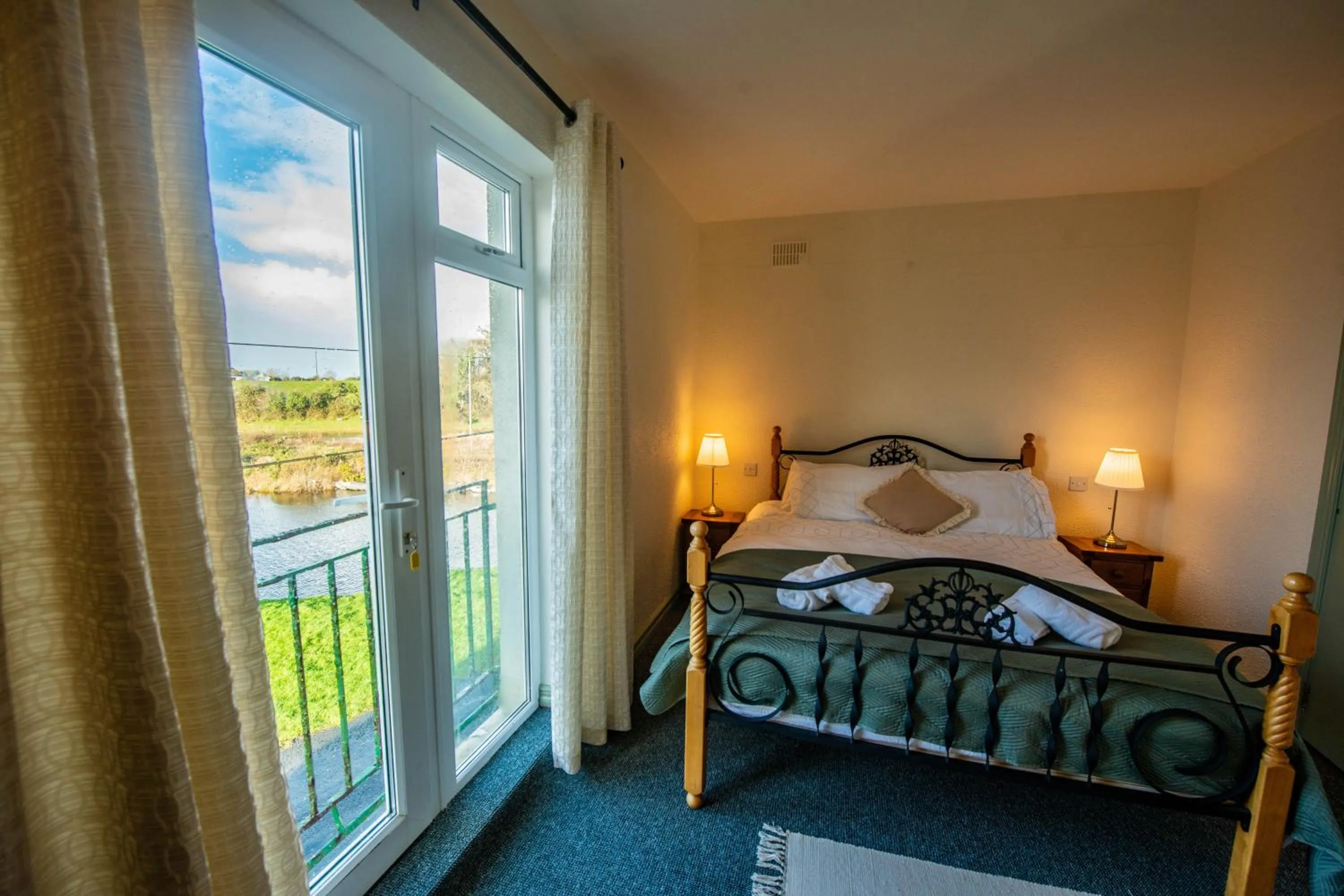 Bed in Greenfield Lodge Hotel Bar & Bistro