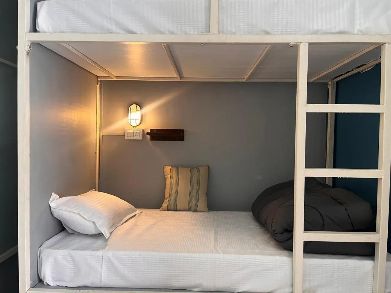 Bed in Madpackers Kasol Riverside - Katagla