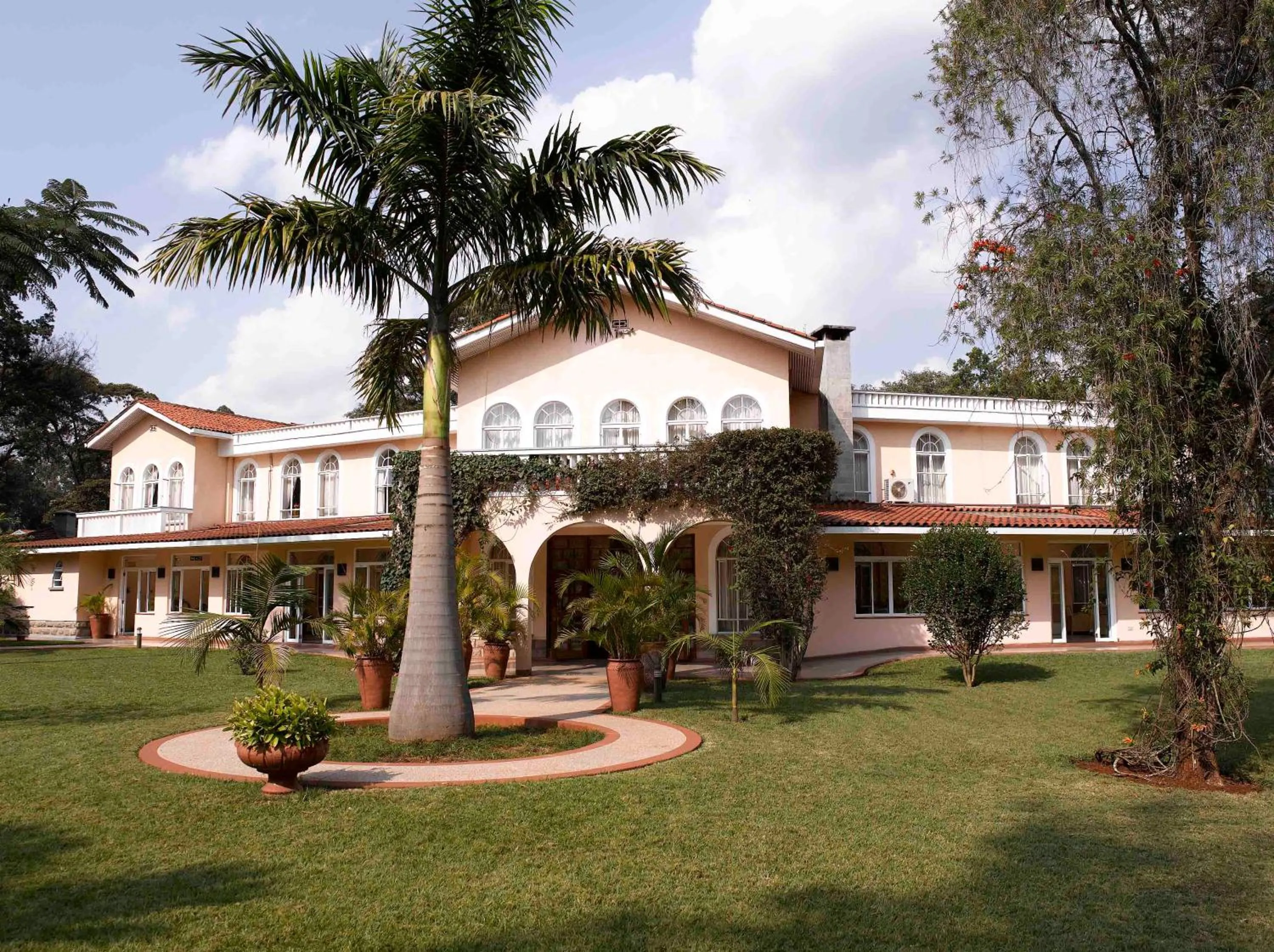 Facade/entrance in House of Waine