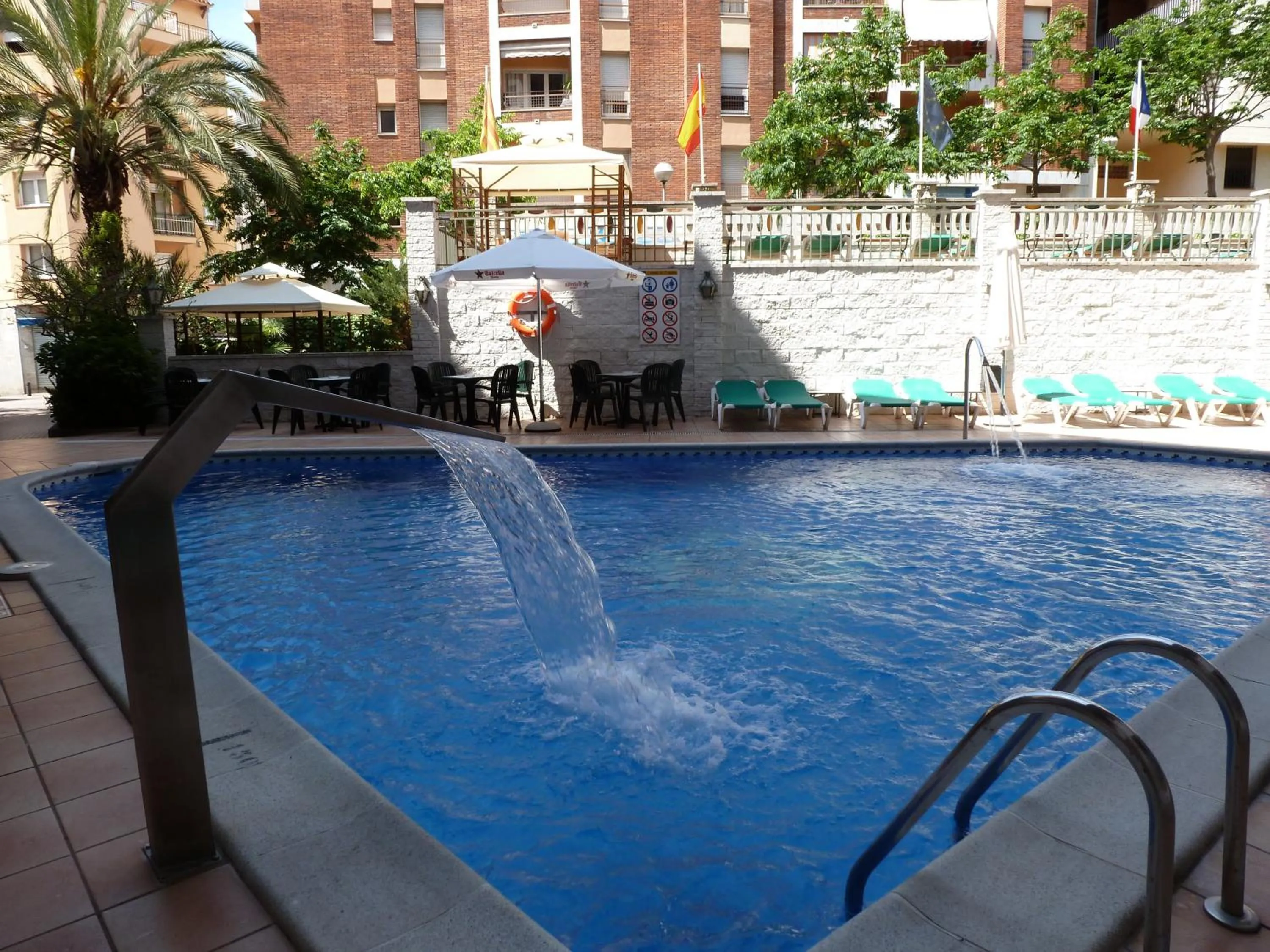 Swimming pool in Hotel La Carolina