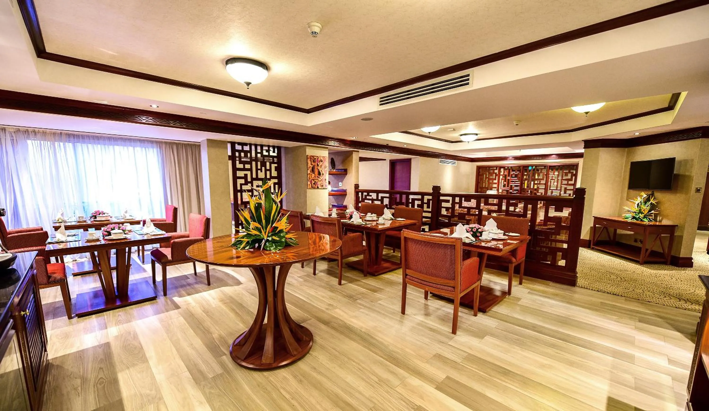 Lounge or bar in Kampala Serena Hotel