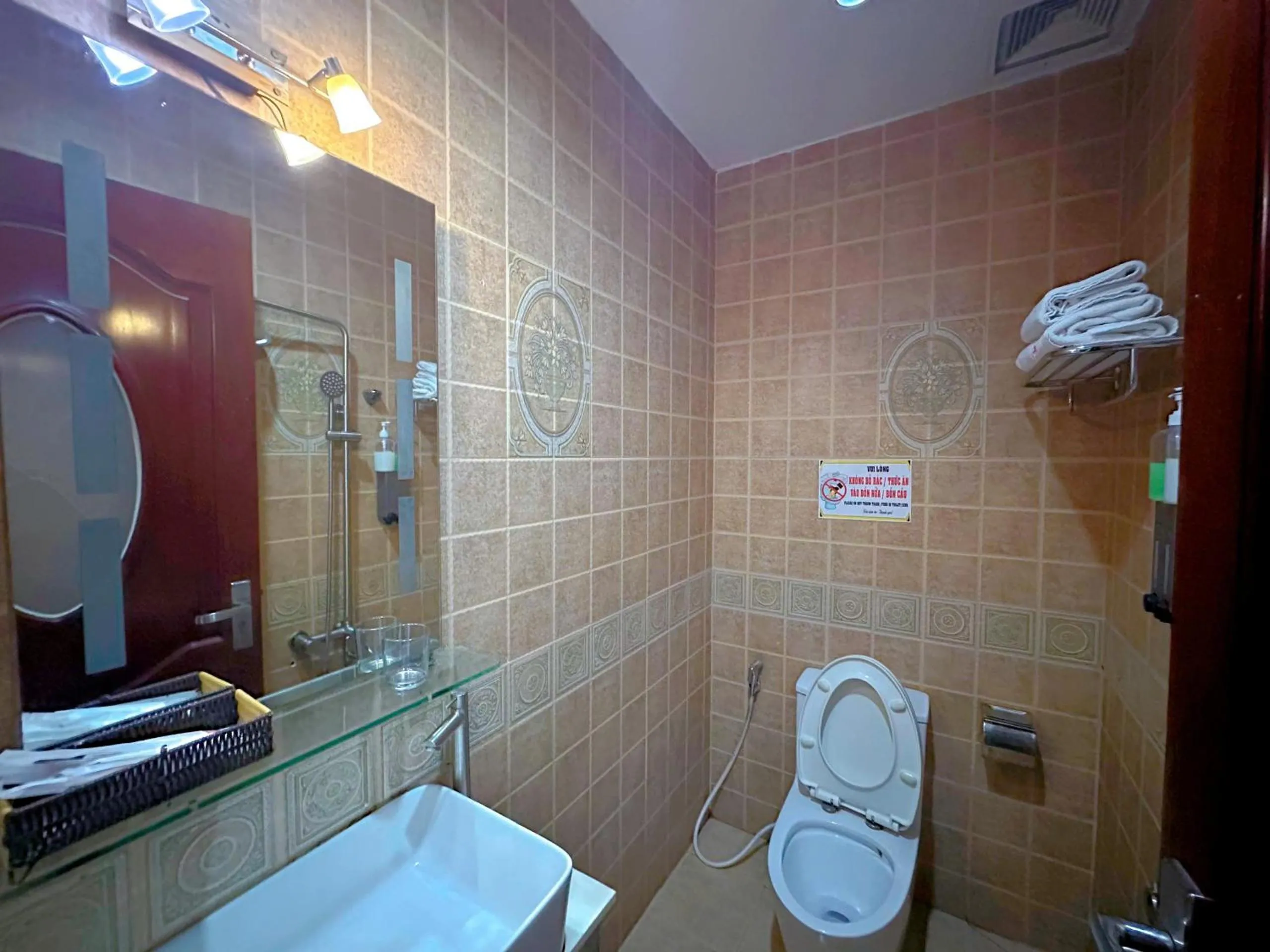 Shower in Khách Sạn Avatar