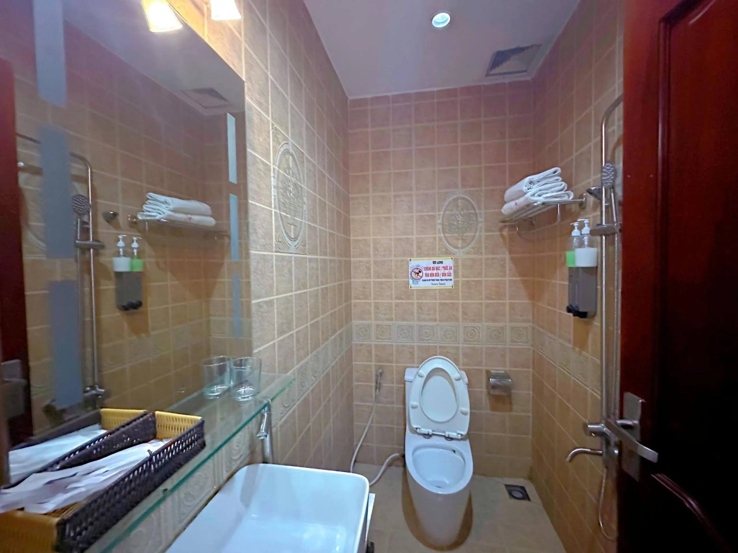 Shower in Khách Sạn Avatar