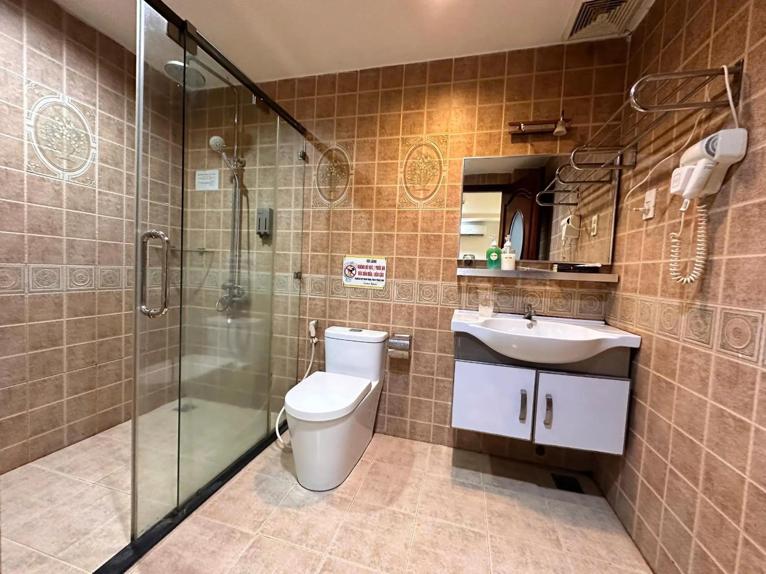 Shower in Khách Sạn Avatar