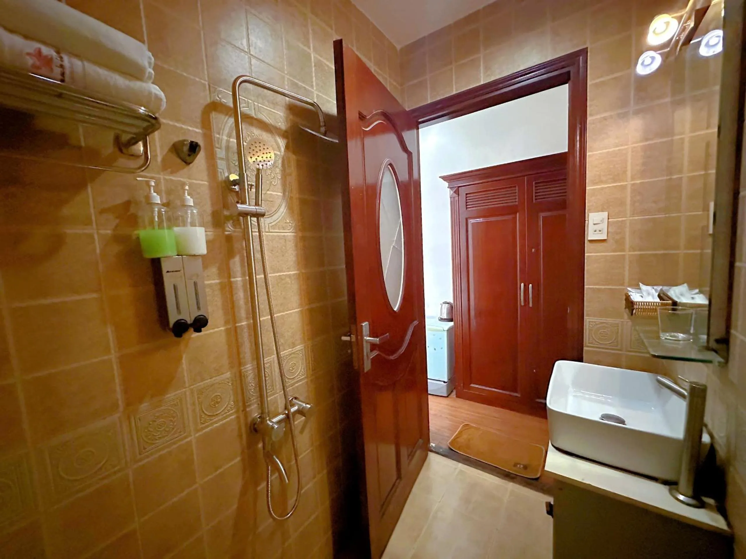 Shower in Khách Sạn Avatar