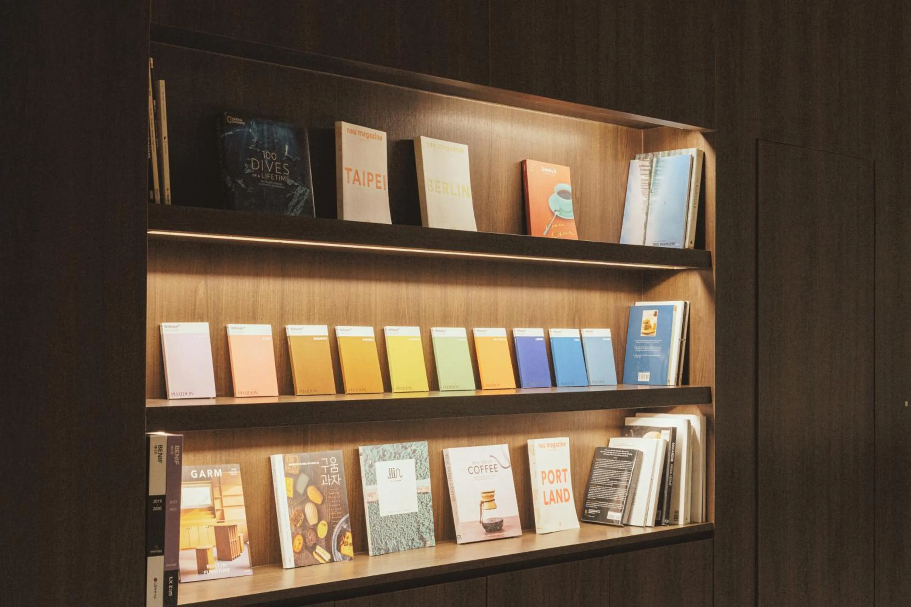 Communal lounge/ TV room in Homes Stay Suwon