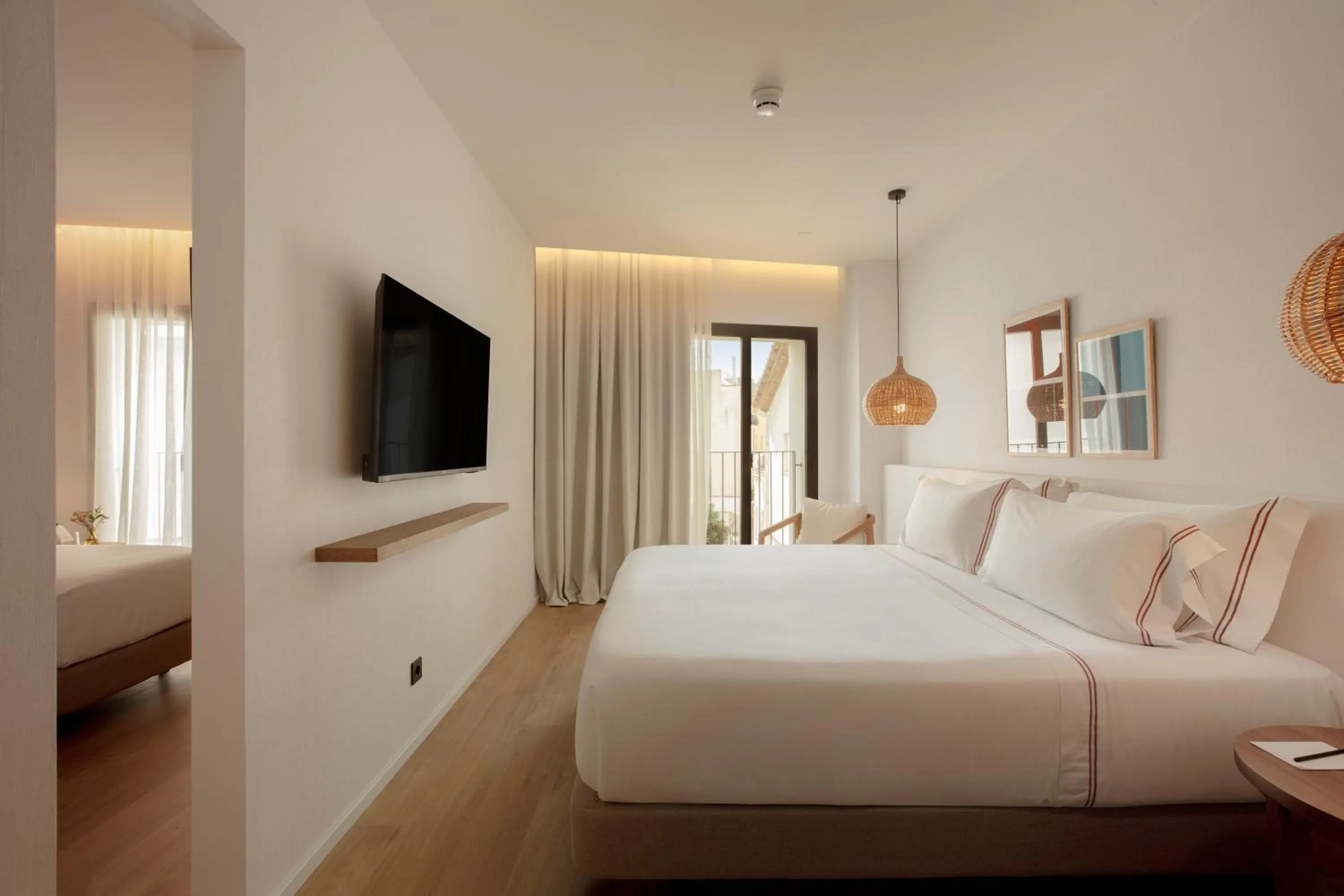 Communal lounge/ TV room, Bed in Elisabeth by the Sea Hotel