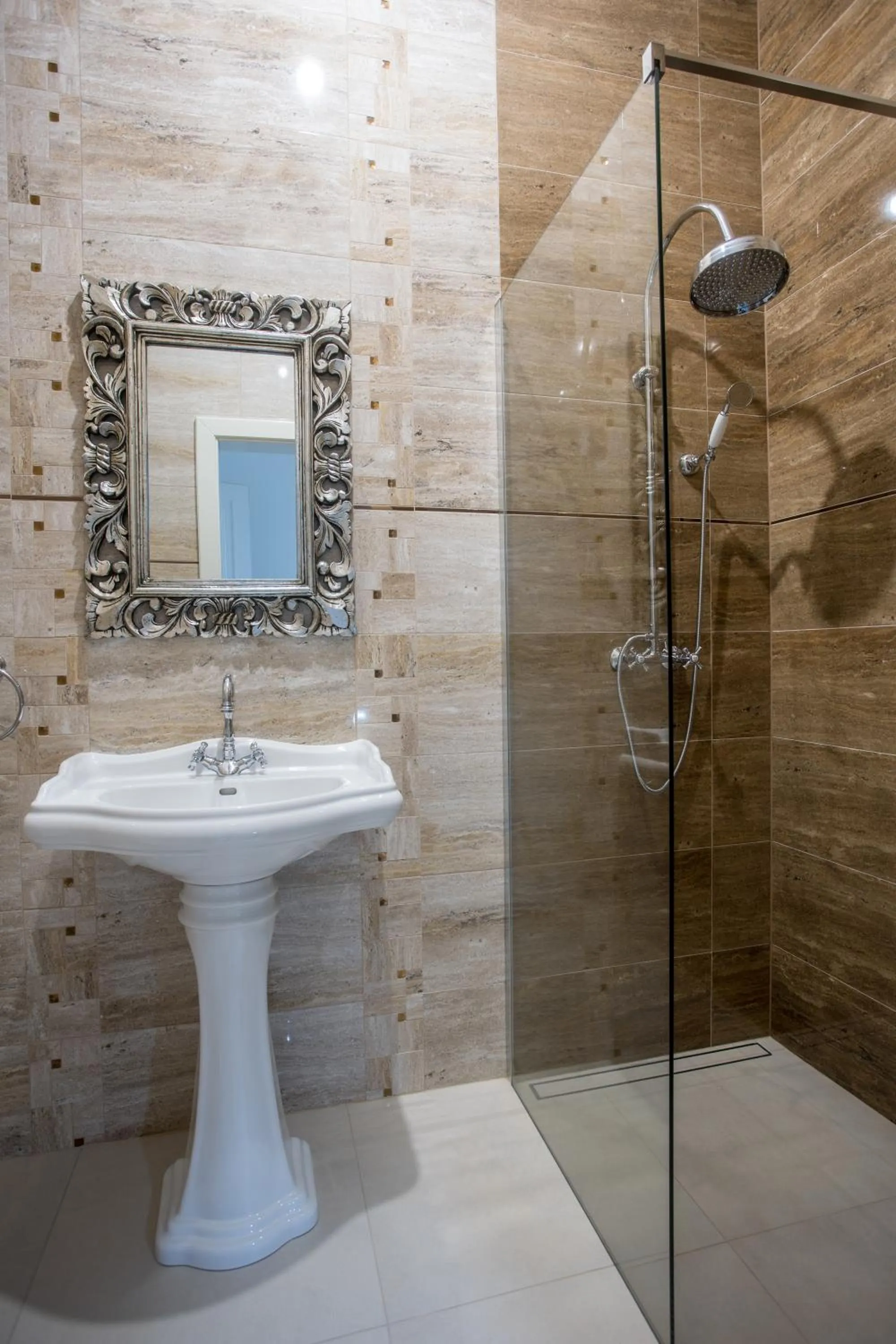 Shower in Zámek Kvasetice