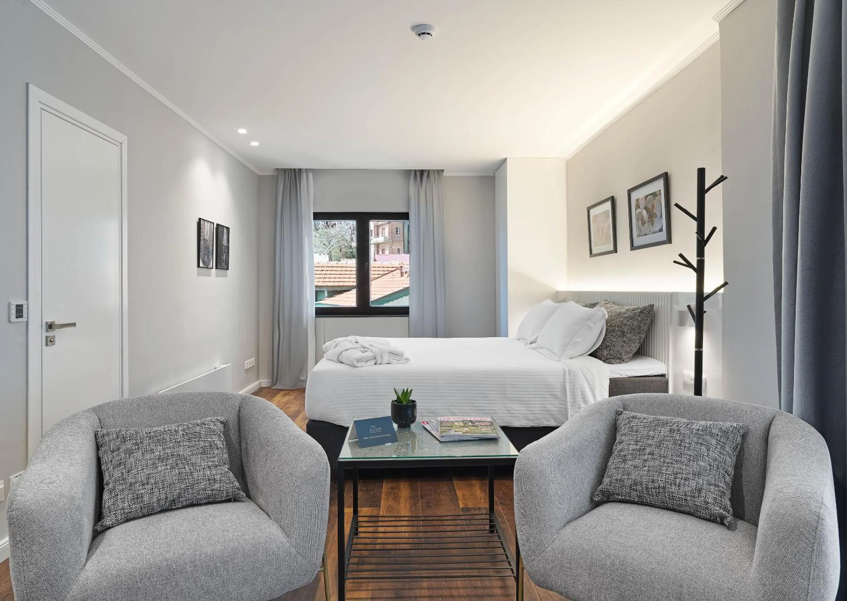 Living room, Bed in Le Vert Suites Platres