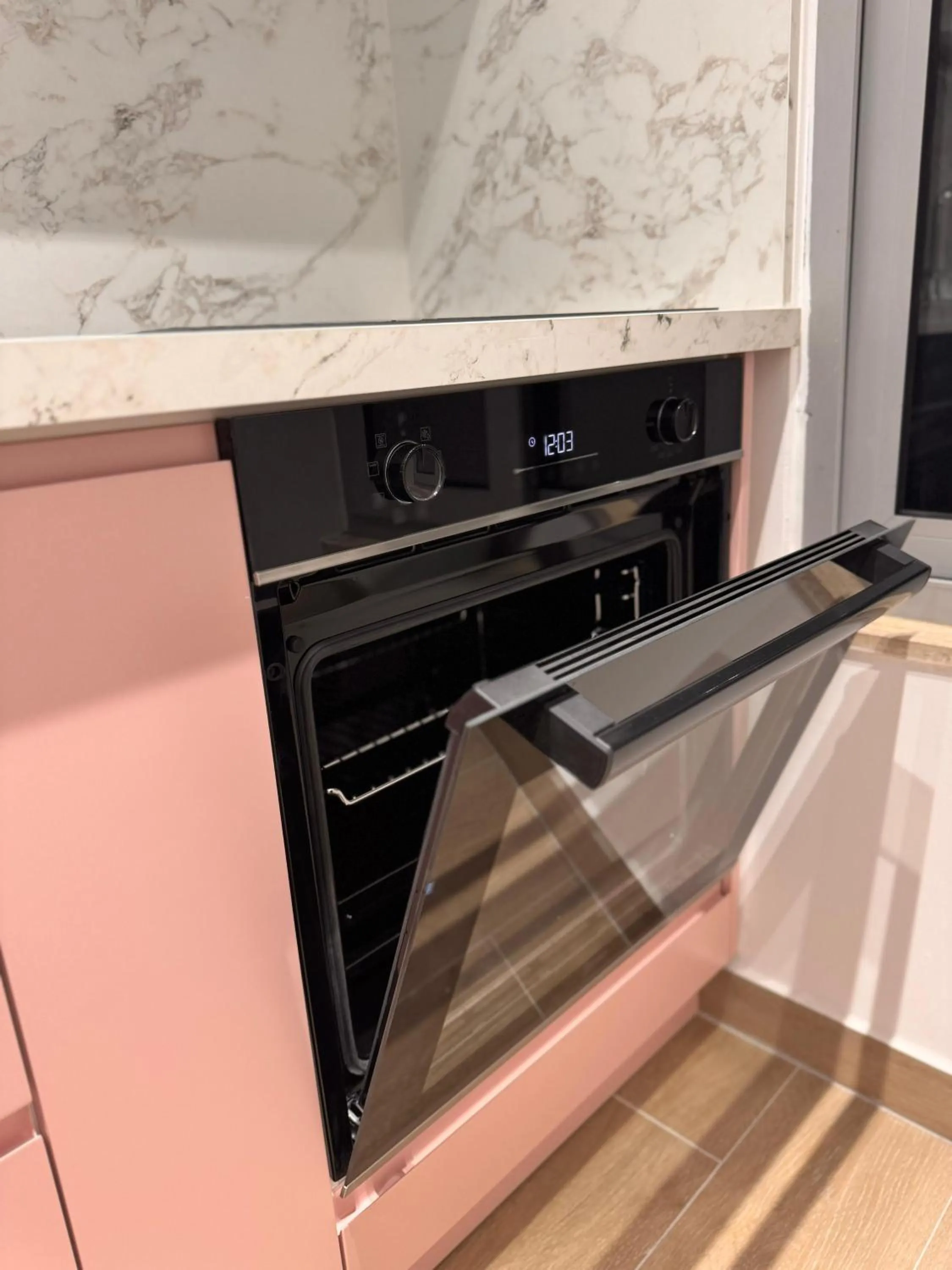 oven in Elite Apartments