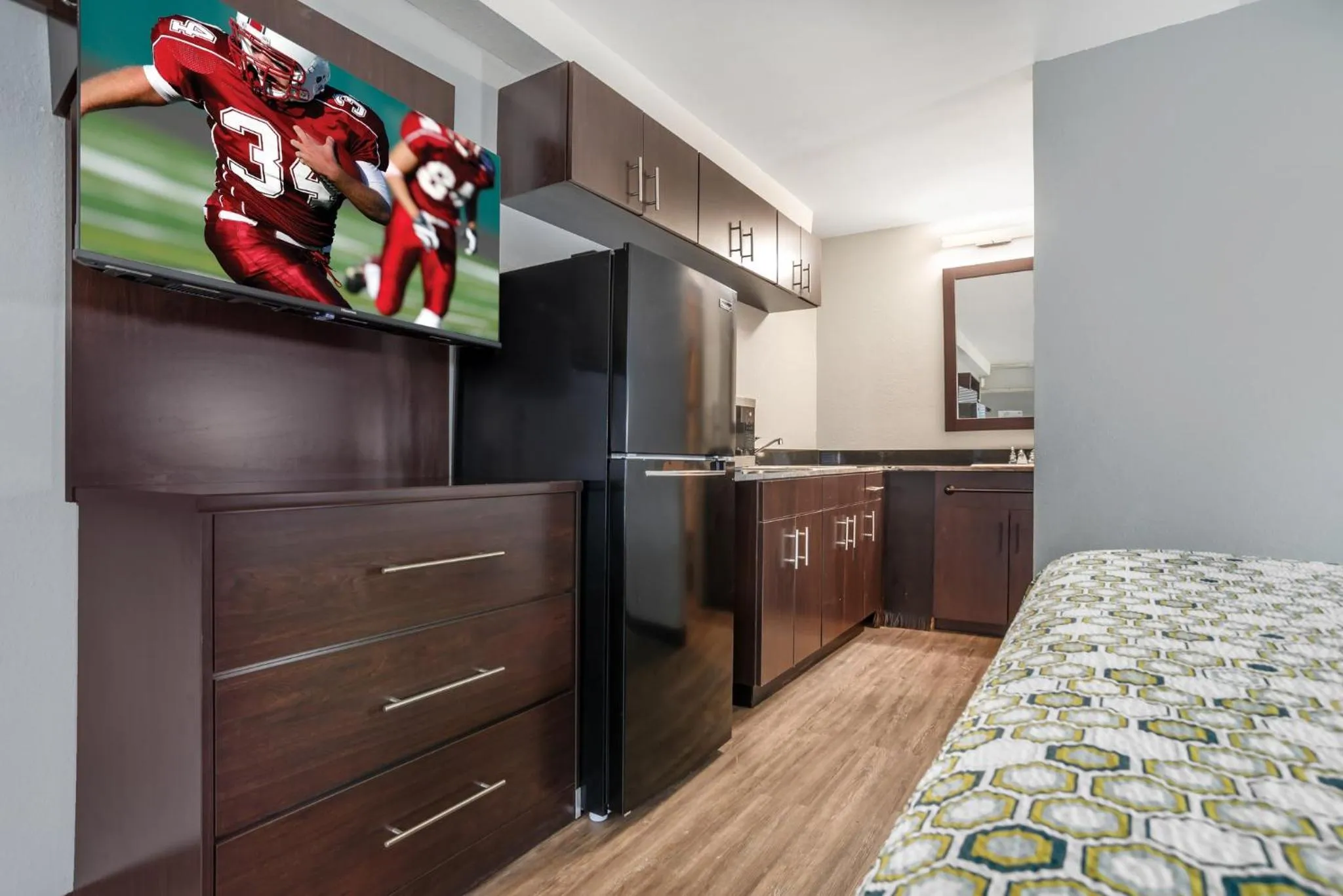 Photo of the whole room, Bed in HomeTowne Studios by Red Roof Montgomery - Midtown