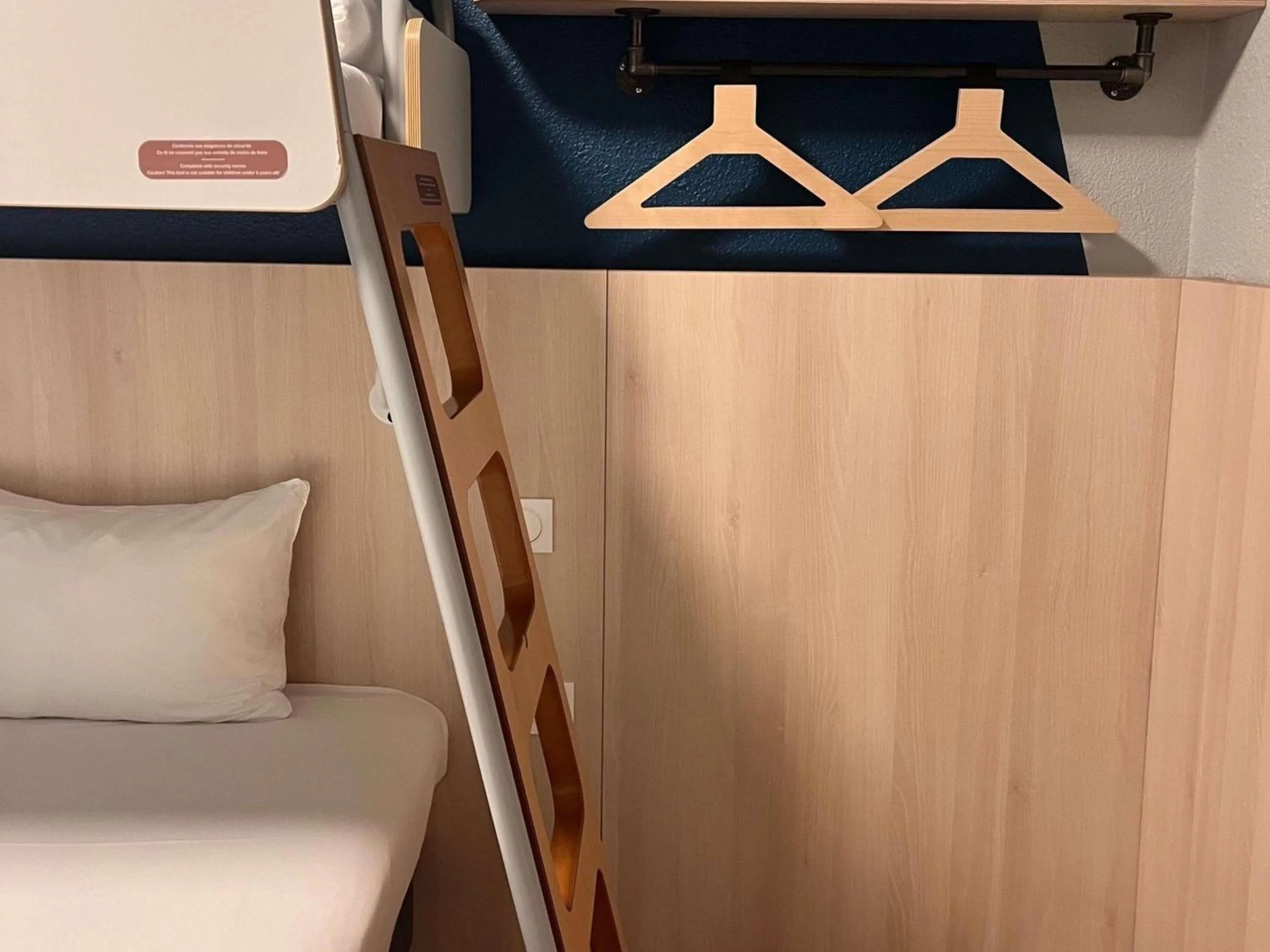 Bedroom, Bed in ibis budget Honfleur Centre