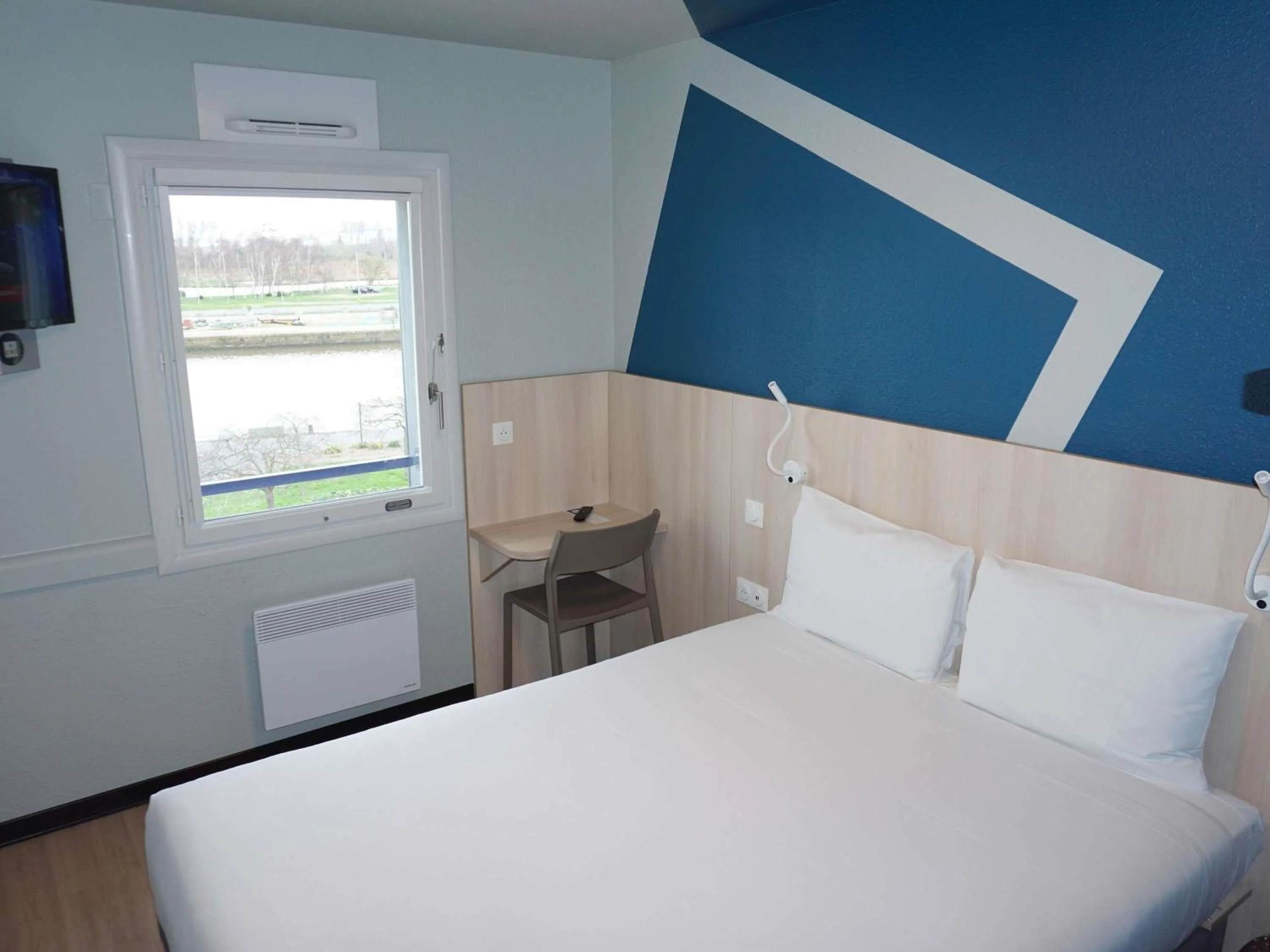Bedroom, Bed in ibis budget Honfleur Centre