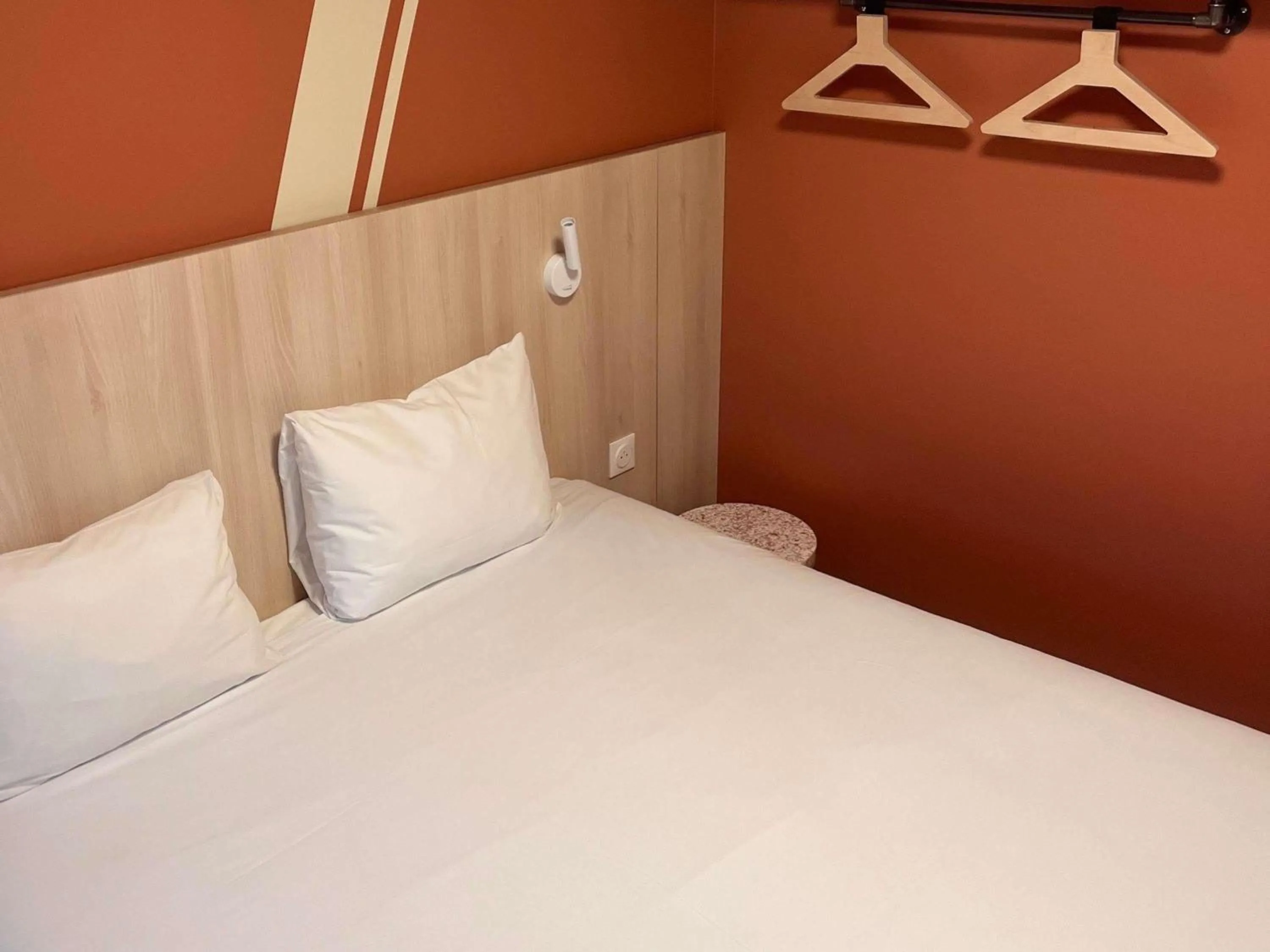 Bedroom, Bed in ibis budget Honfleur Centre