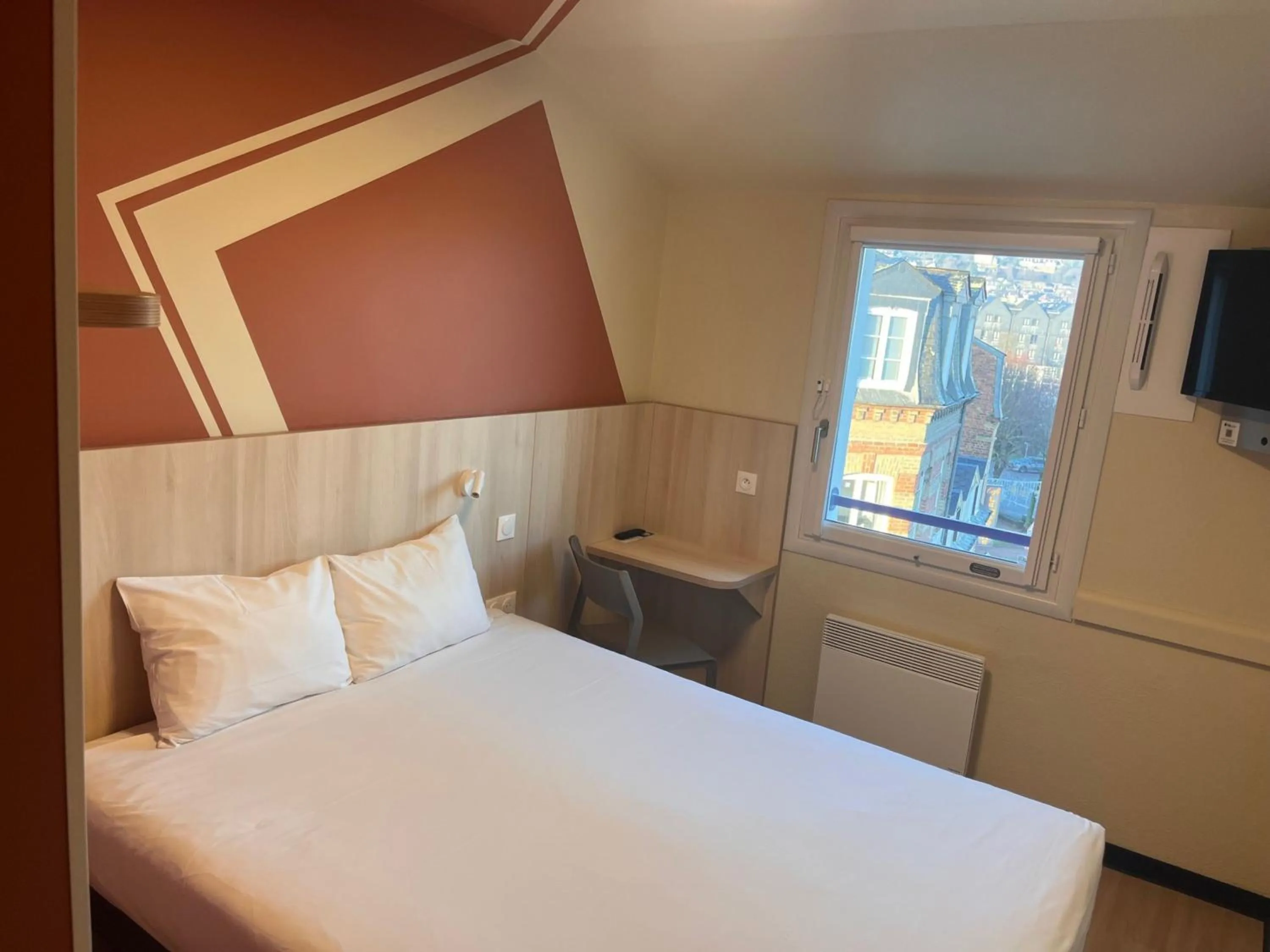 Photo of the whole room, Bed in ibis budget Honfleur Centre