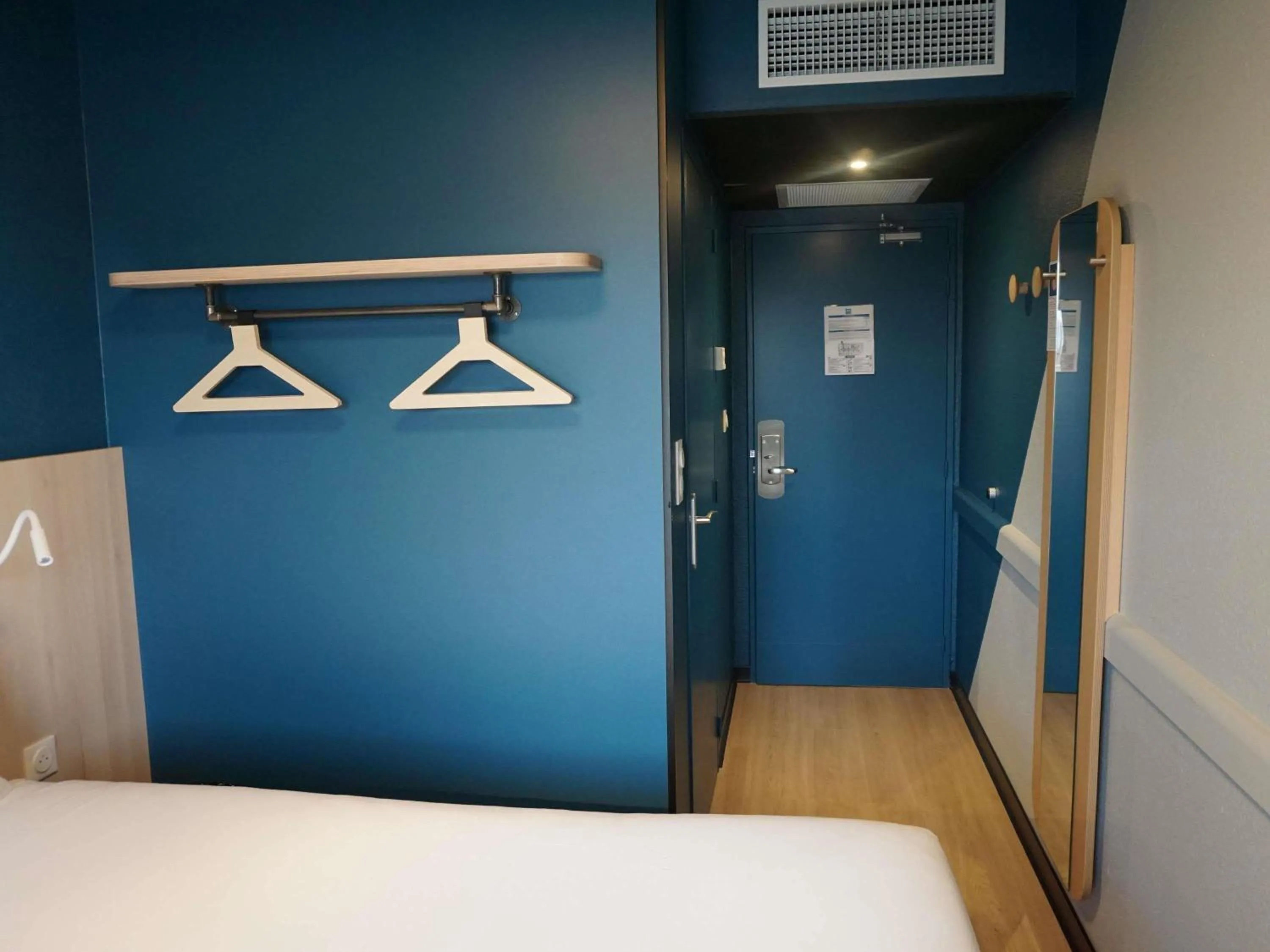 Bedroom, Bed in ibis budget Honfleur Centre