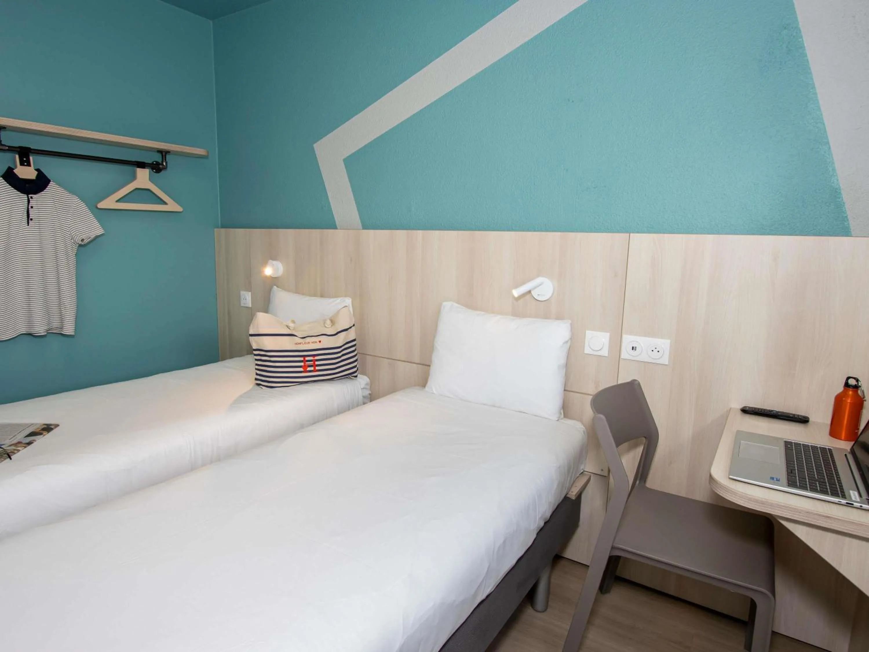 Bedroom, Bed in ibis budget Honfleur Centre