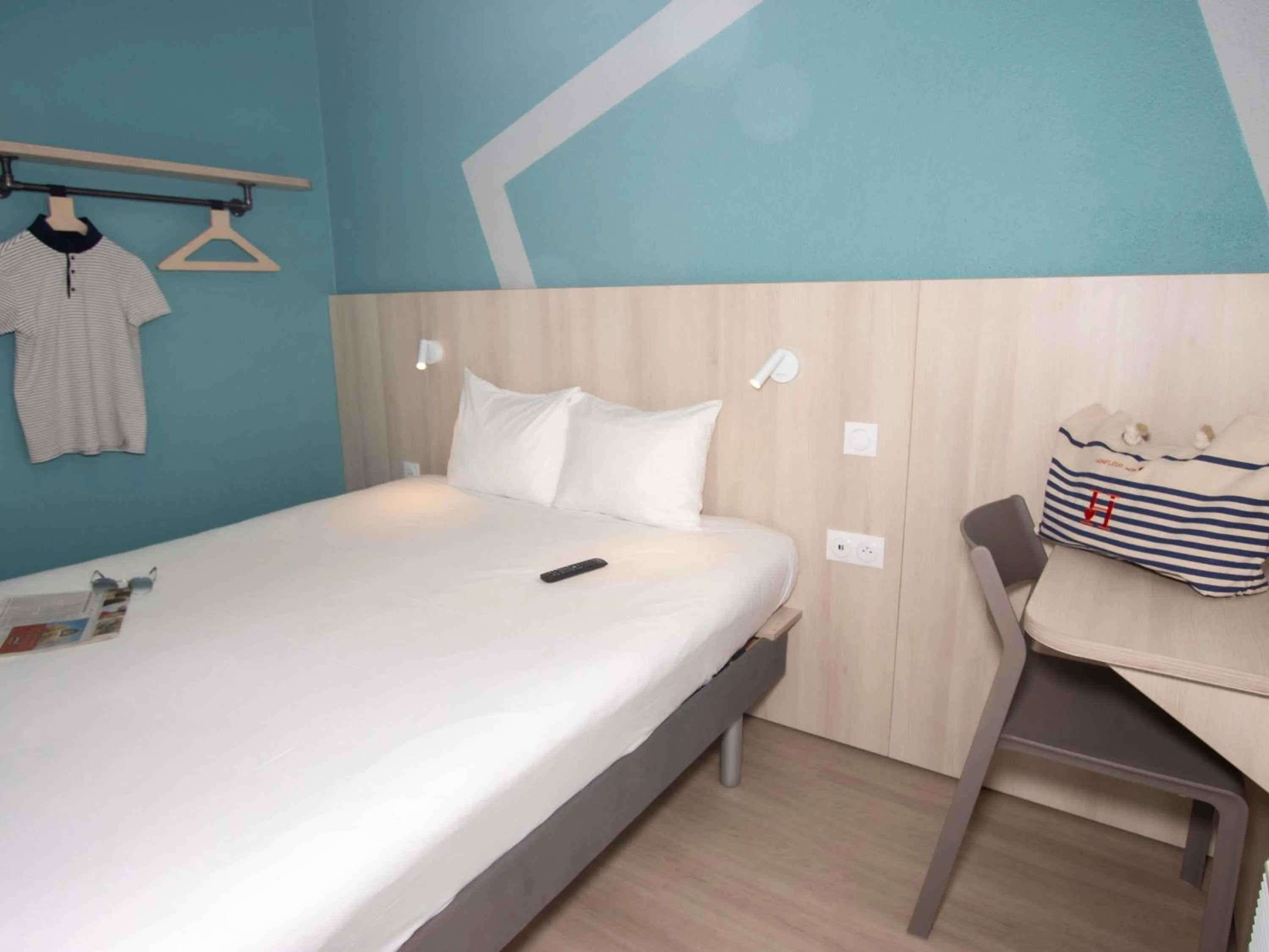 Bedroom, Bed in ibis budget Honfleur Centre