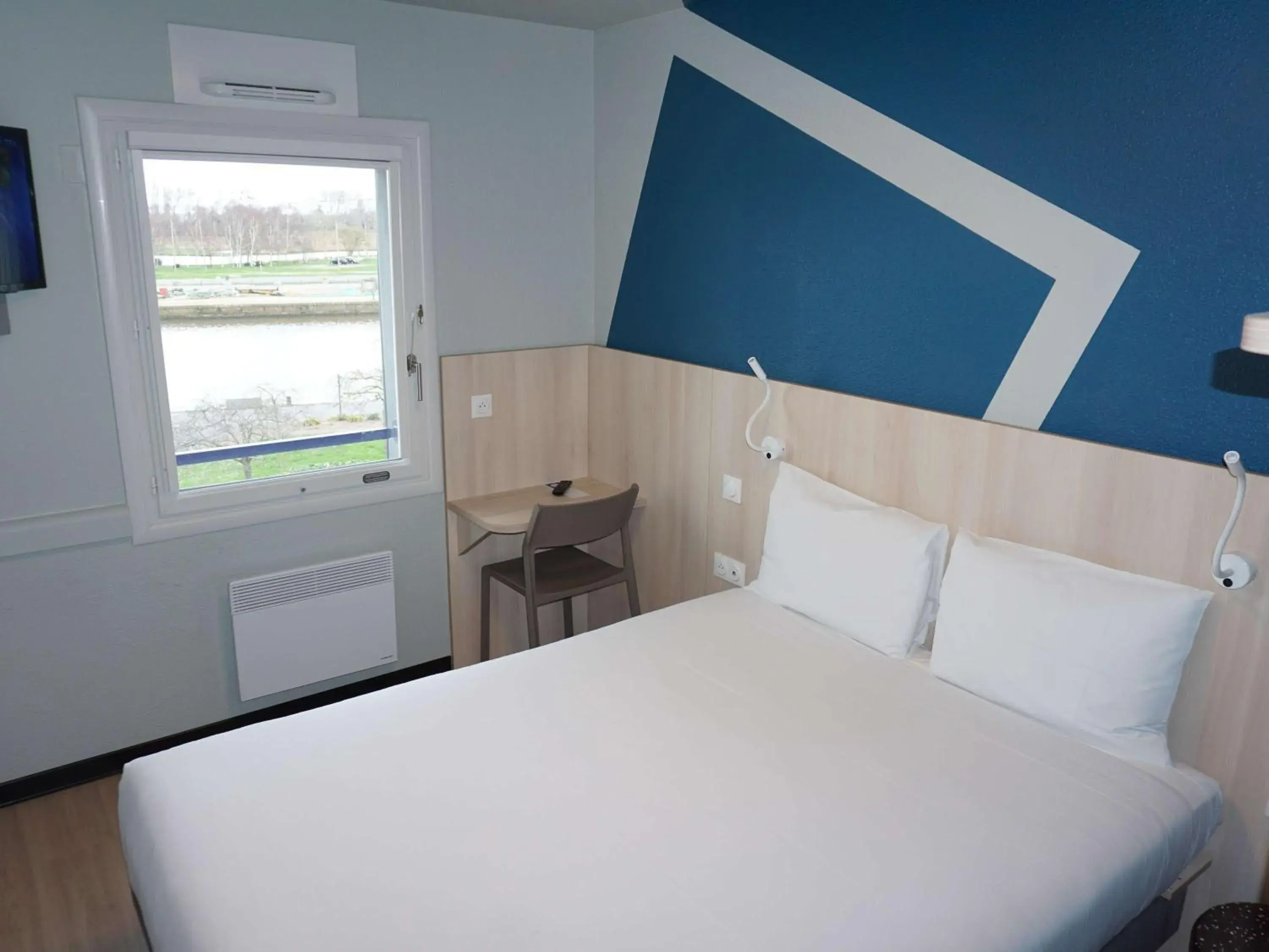 Triple Room with One Double Bed and One Bunk Bed in ibis budget Honfleur Centre Triple Room with One Double Bed and One Bunk Bed in ibis budget Honfleur Centre