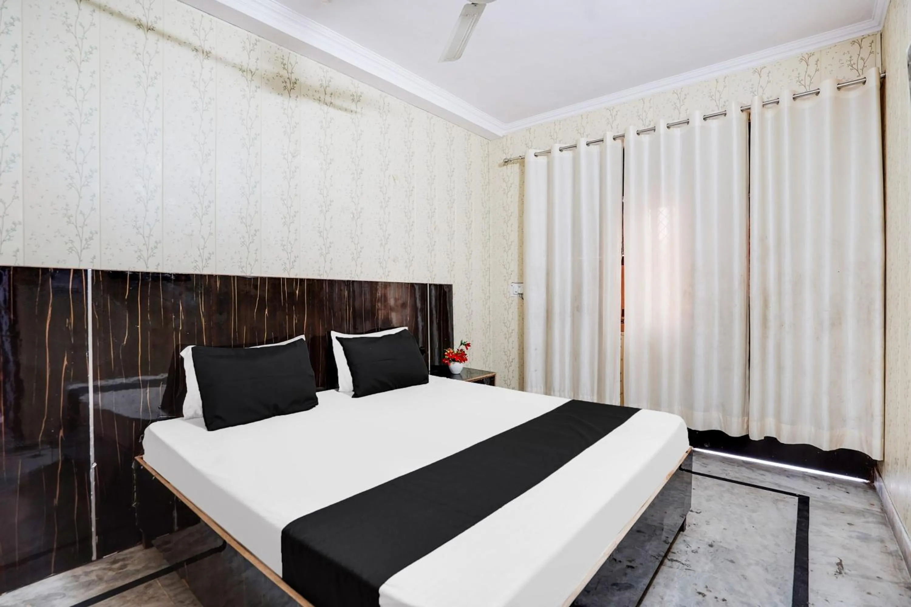 Facade/entrance, Bed in Hotel O R S Residency