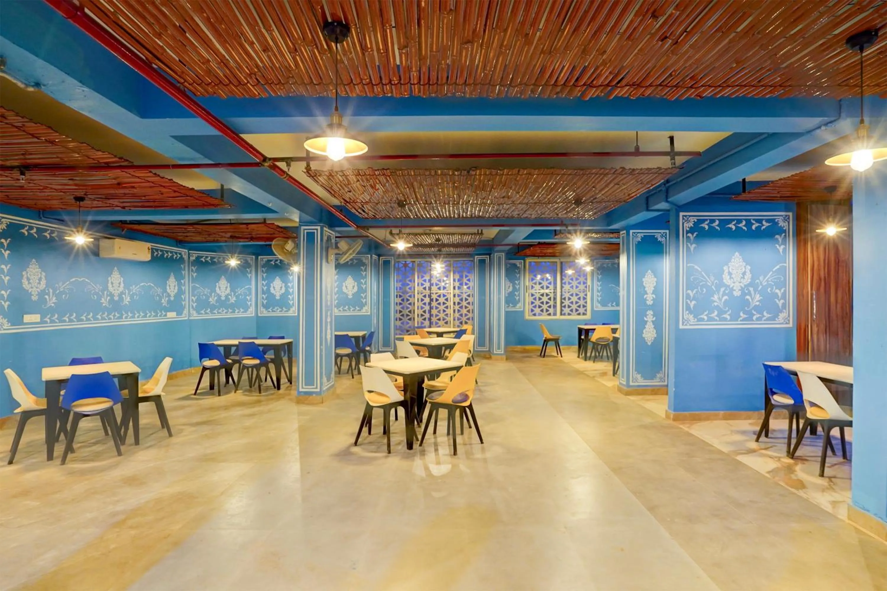 Restaurant/places to eat in Super Townhouse Alwar Formerly Hotel Lindo Lugar