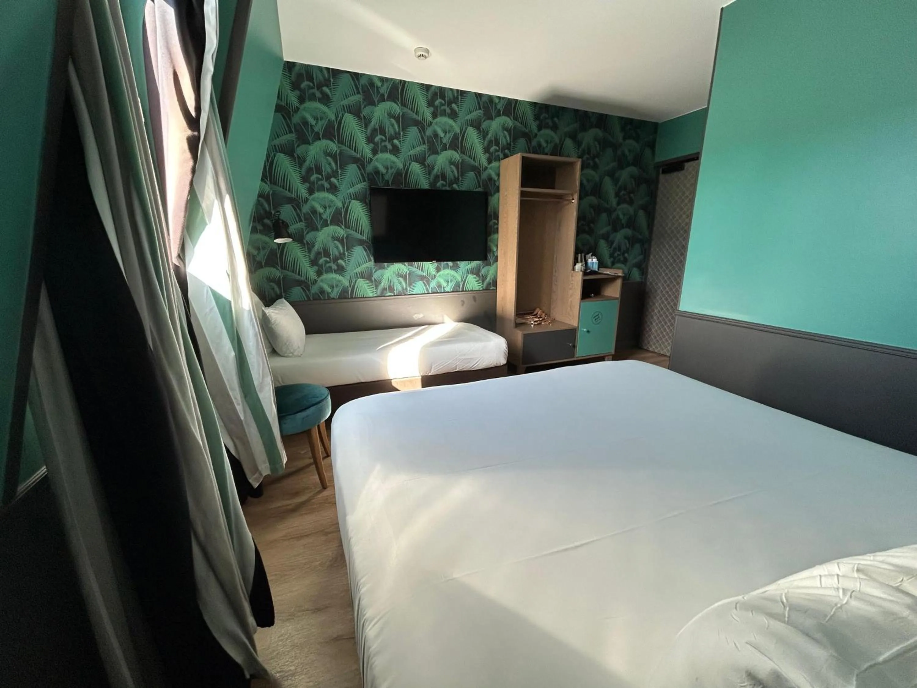 Photo of the whole room, Bed in Hôtel La Parizienne - Proche Montparnasse