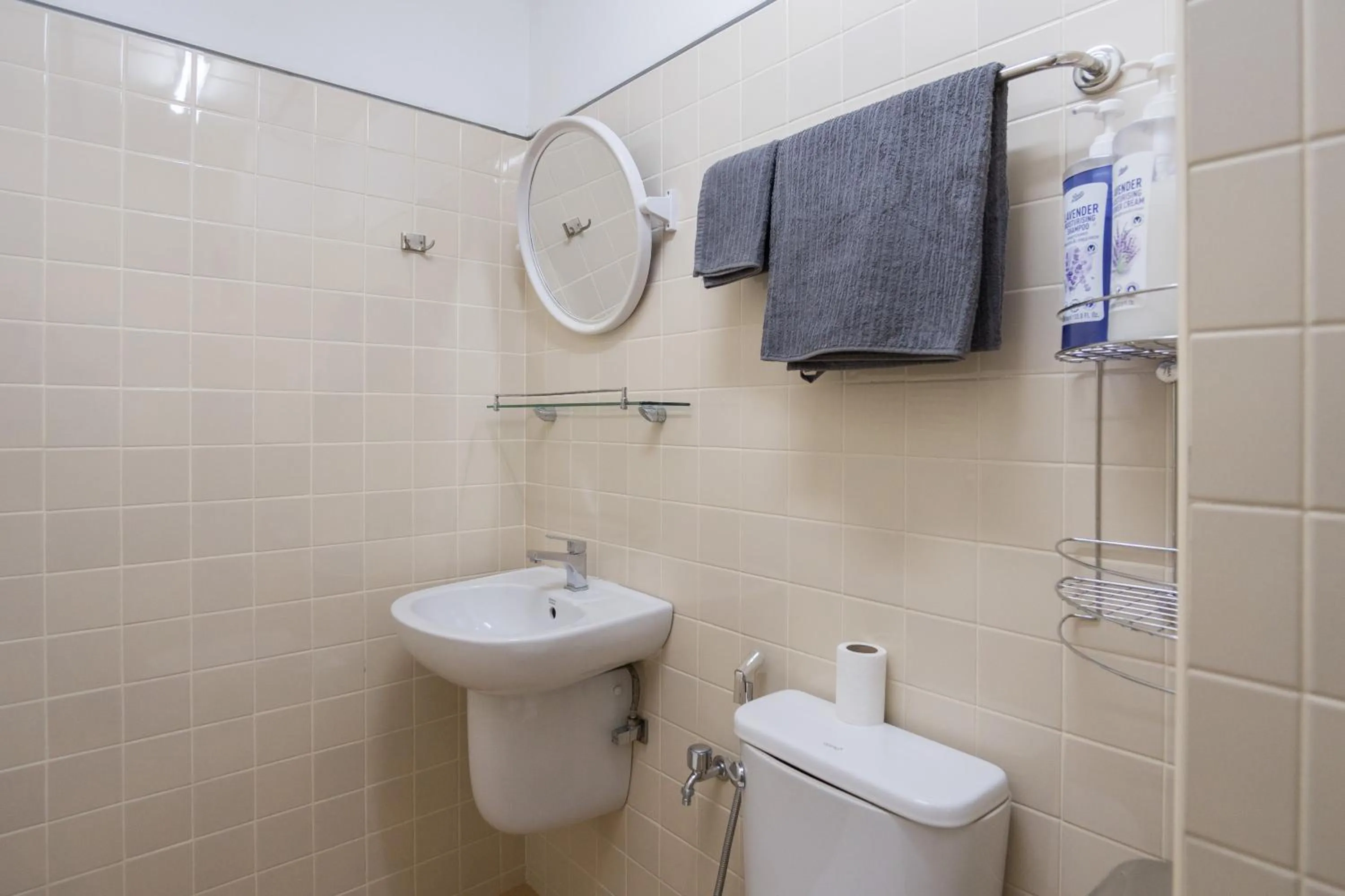 Bathroom in Homies Ratchada Hotel