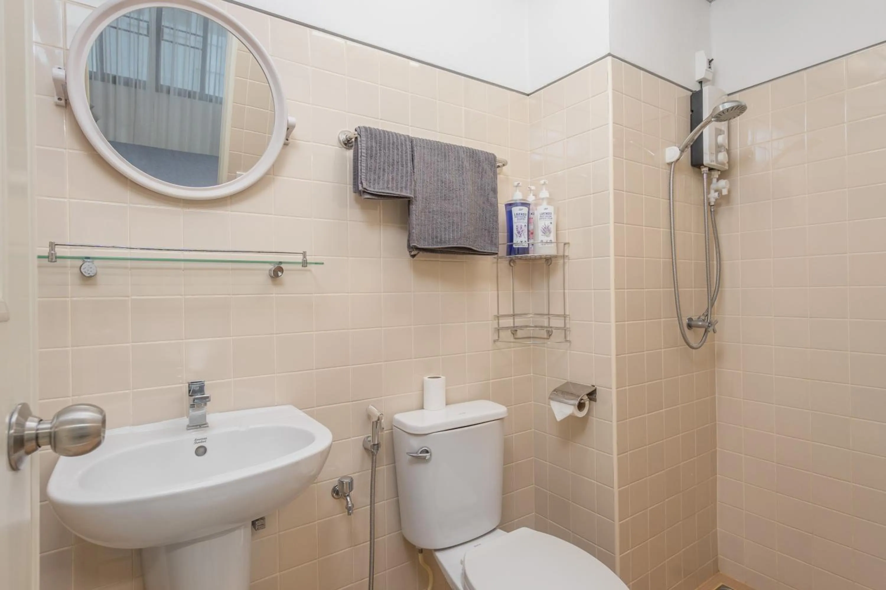 Bathroom in Homies Ratchada Hotel