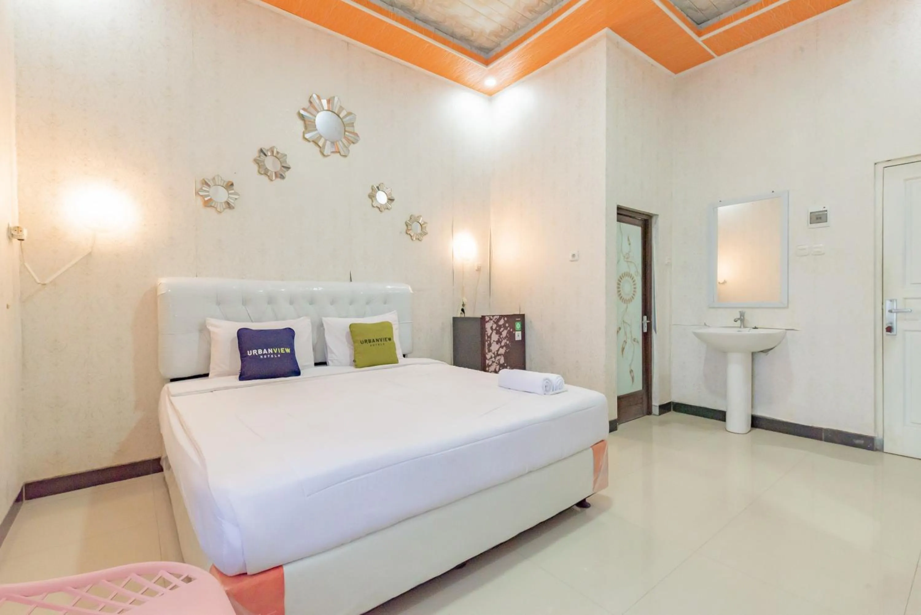 Bathroom, Bed in Urbanview Hotel Rifal Home Tegal
