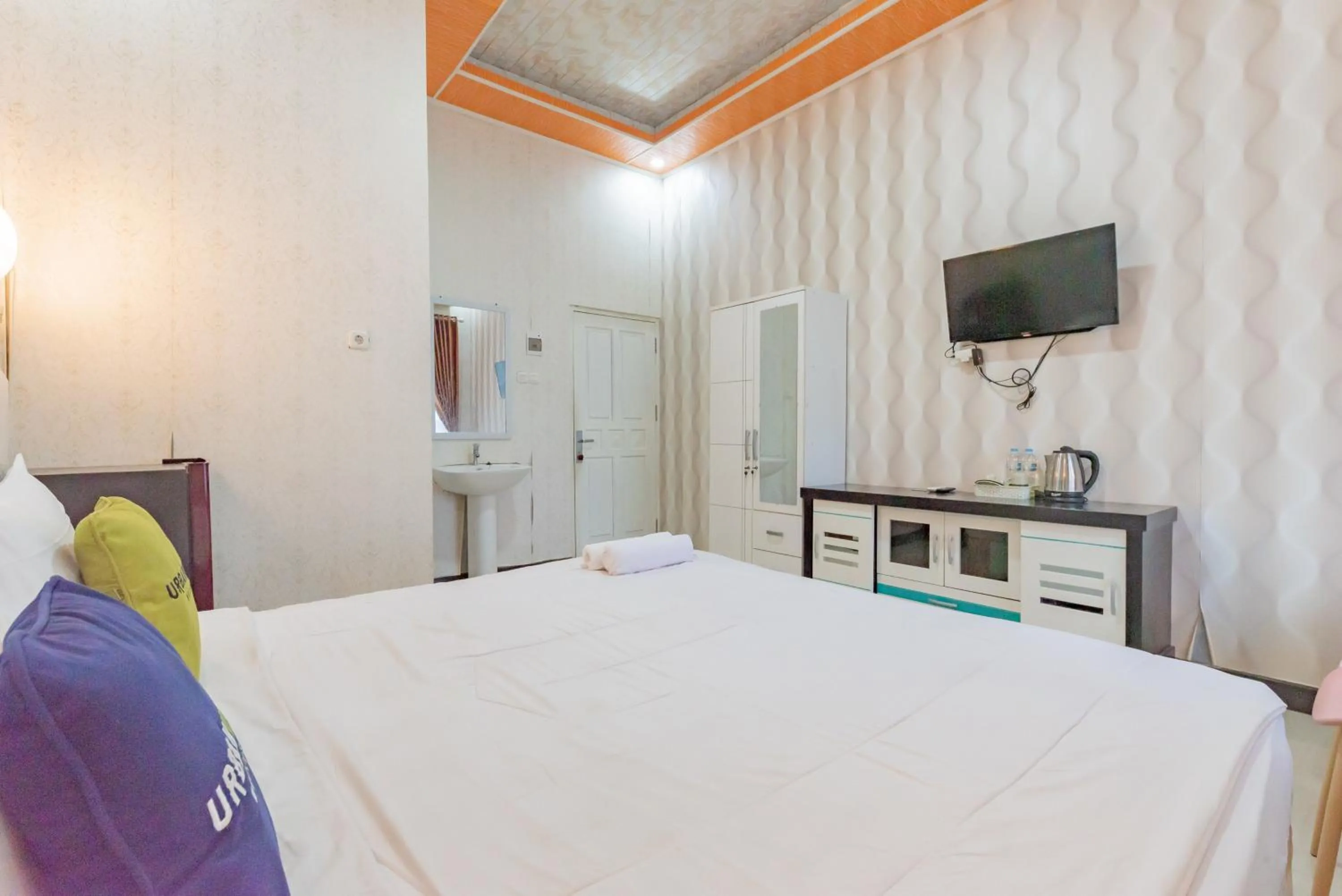 Bedroom, Bed in Urbanview Hotel Rifal Home Tegal